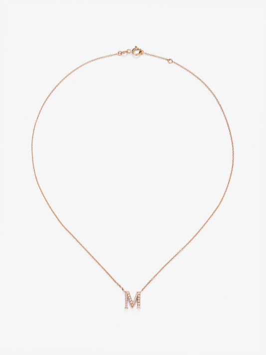 Colgante de oro rosa de 18K con letra M y 16 diamantes en talla brillante con un total de 0,07 cts
