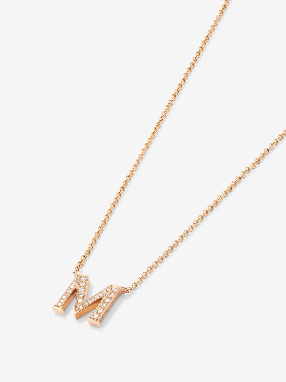 Colgante de oro rosa de 18K con letra M y 16 diamantes en talla brillante con un total de 0,07 cts