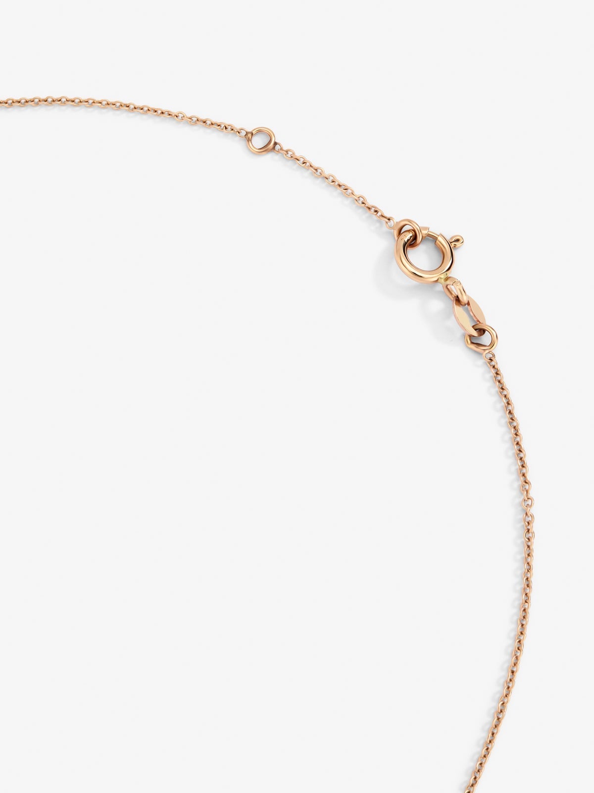 Colgante de oro rosa de 18K con letra M y 16 diamantes en talla brillante con un total de 0,07 cts