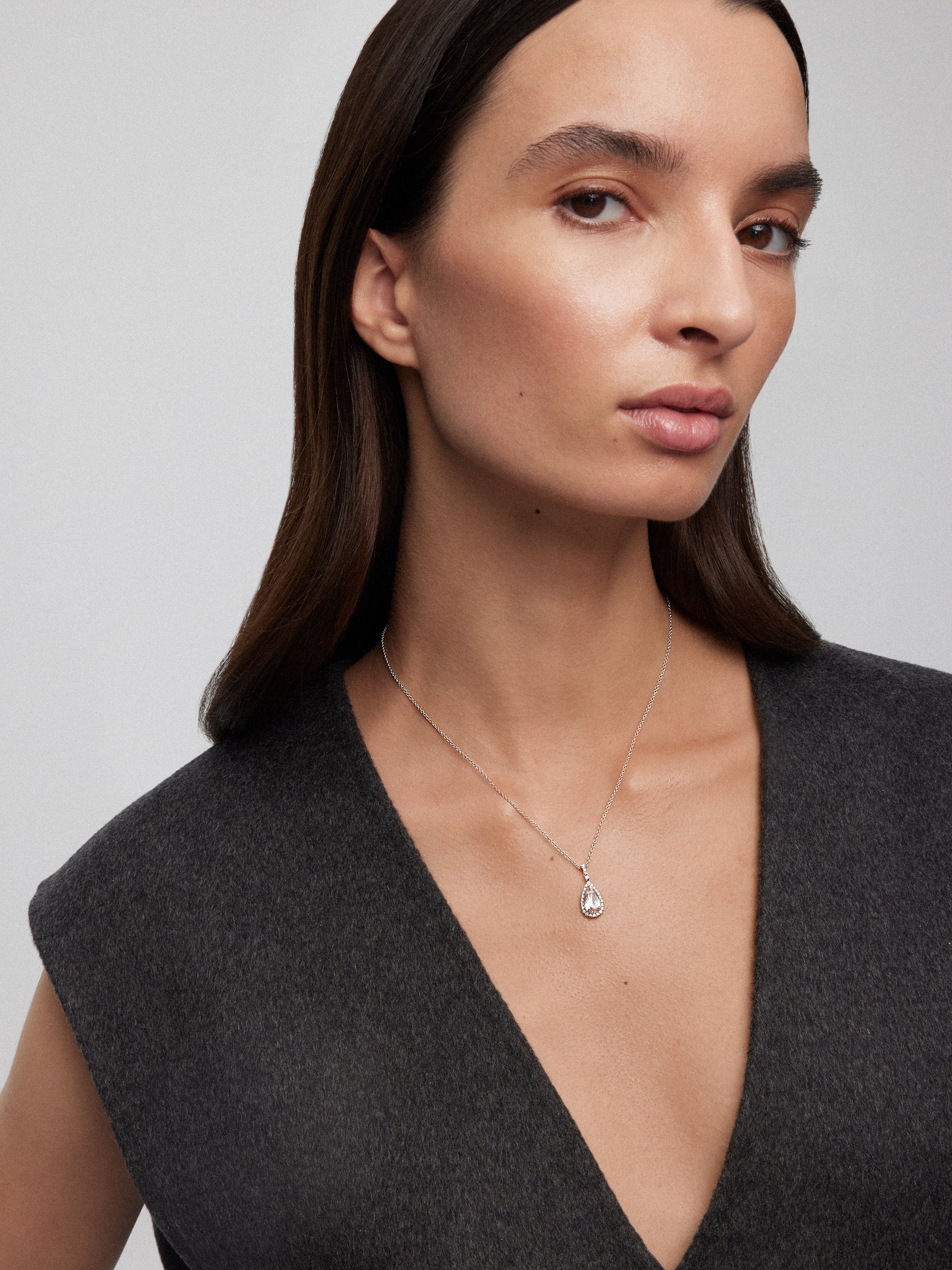 Colgante de oro blanco de 18K con morganita rosa en talla pera de 1,44 y 29 diamantes en talla brillante con un total de 0,19 cts