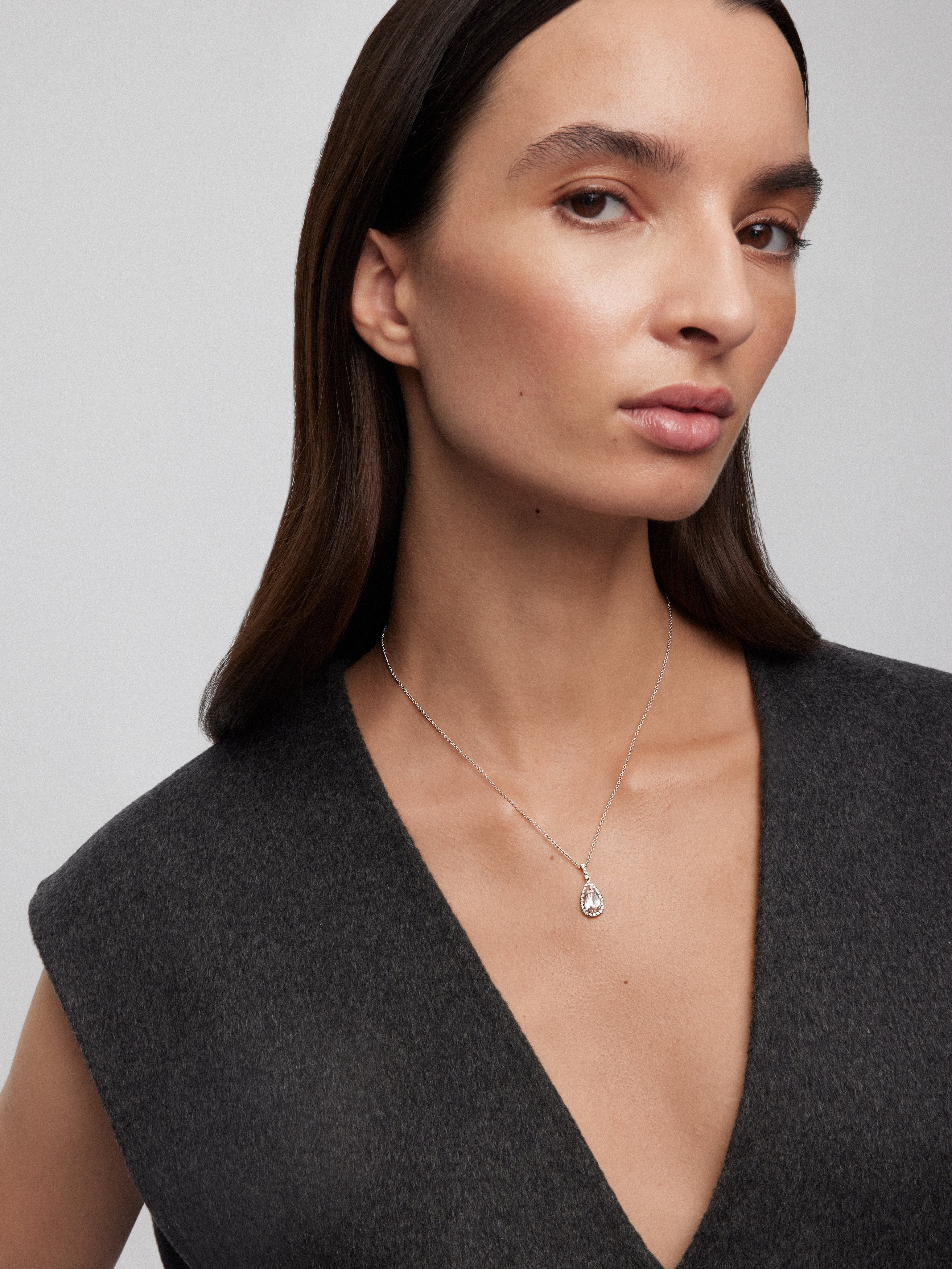 Colgante de oro blanco de 18K con morganita rosa en talla pera de 1,44 y 29 diamantes en talla brillante con un total de 0,19 cts