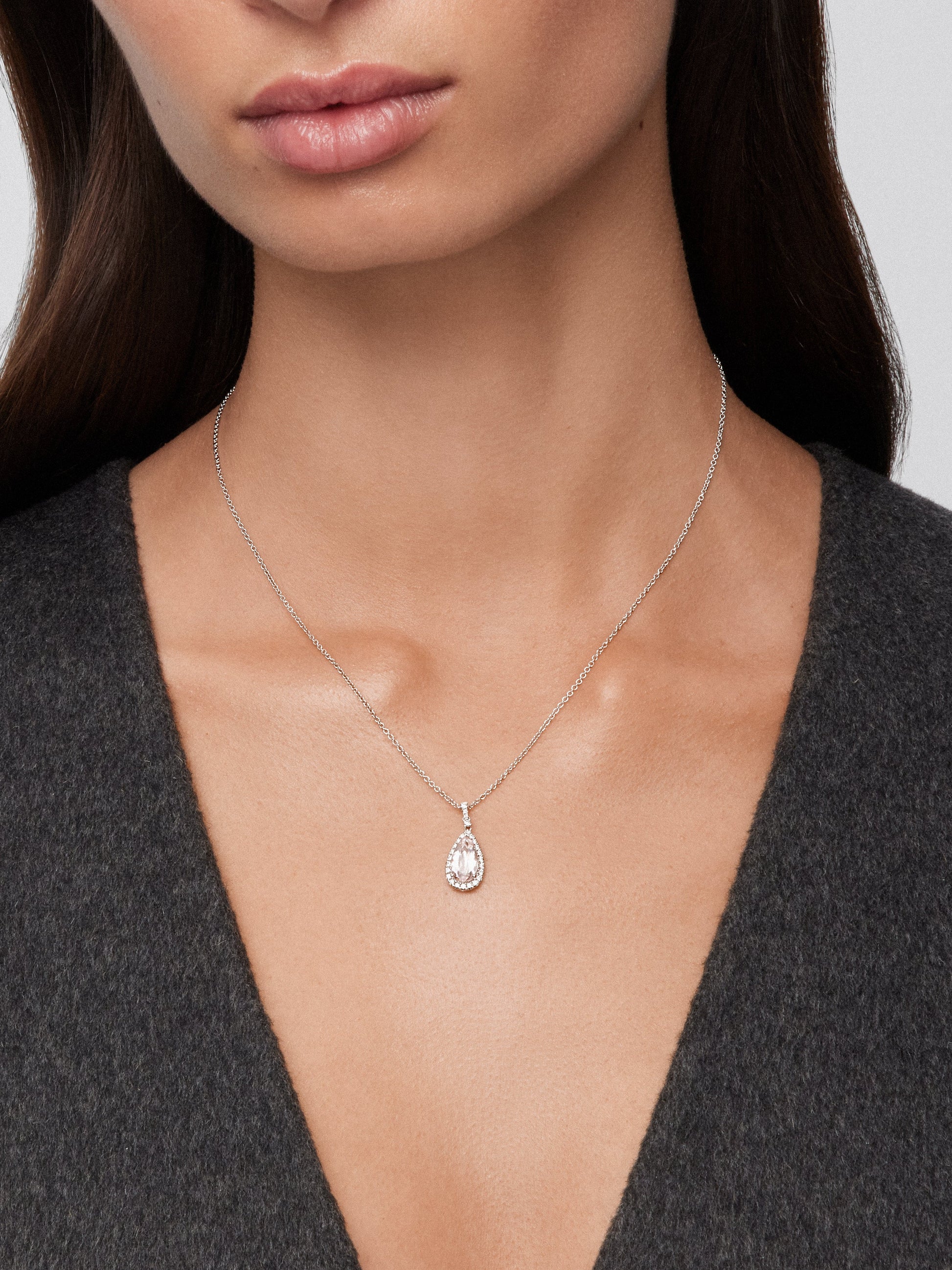 Colgante de oro blanco de 18K con morganita rosa en talla pera de 1,44 y 29 diamantes en talla brillante con un total de 0,19 cts