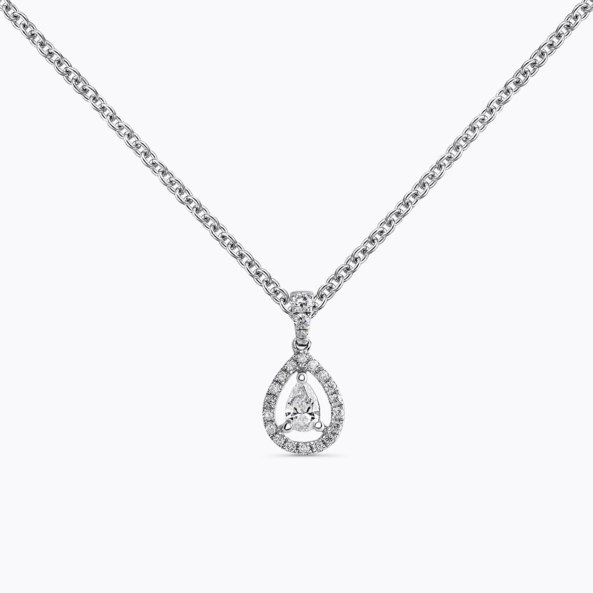 Colgante de oro blanco de 18K con diamante central en talla pera de 0,16 cts y 21 diamantes en talla brillante con un total de 0,09 cts