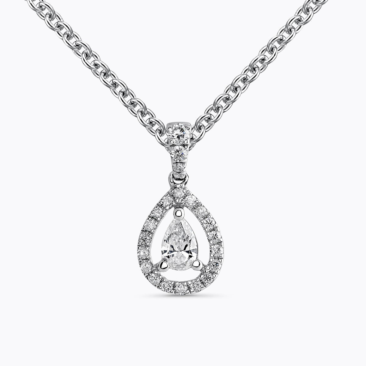 Colgante de oro blanco de 18K con diamante central en talla pera de 0,16 cts y 21 diamantes en talla brillante con un total de 0,09 cts