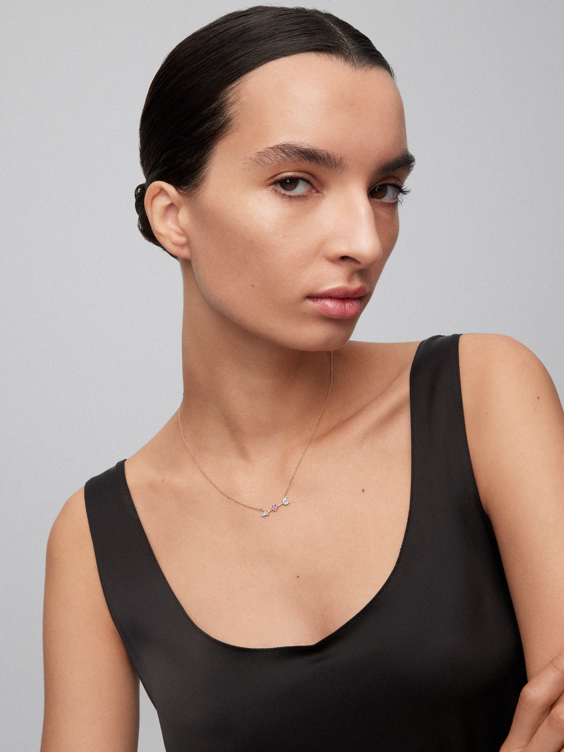 Colgante de oro rosa y oro blanco de 18kt con diamantes y zafiros
