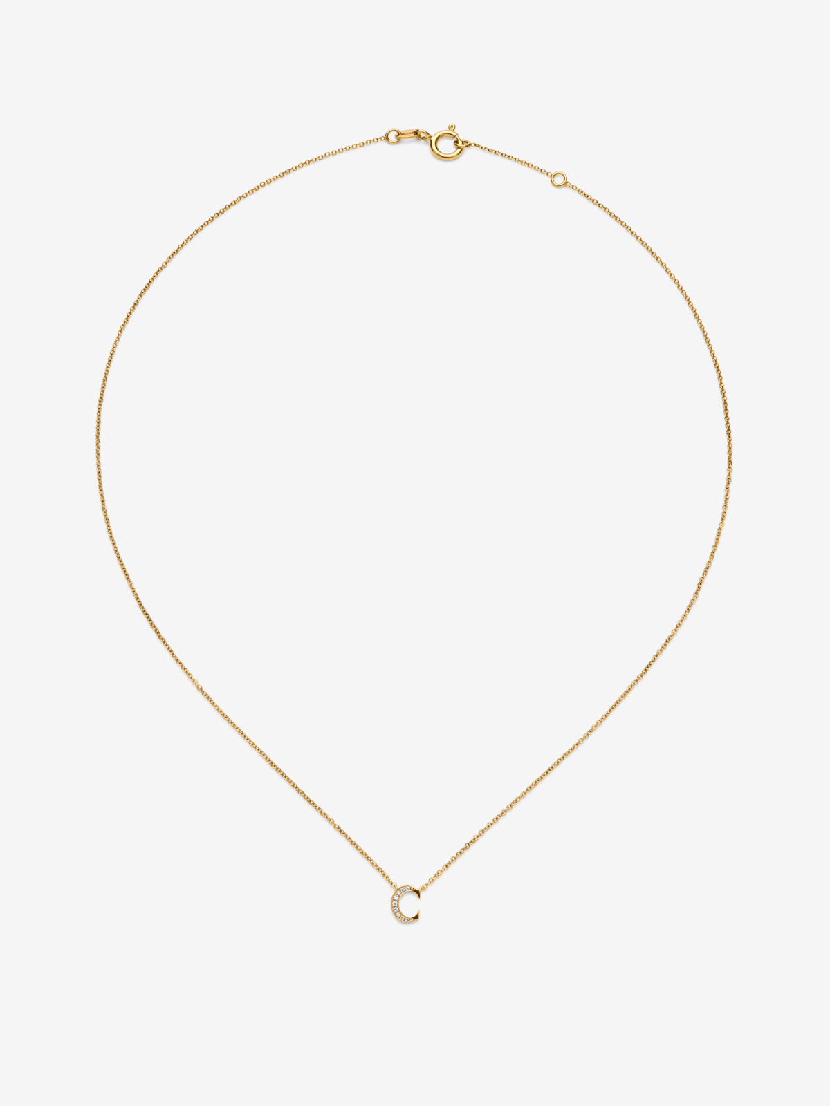 Colgante de oro amarillo de 18K con letra C y 9 diamantes en talla brillante con un total de 0,023 cts