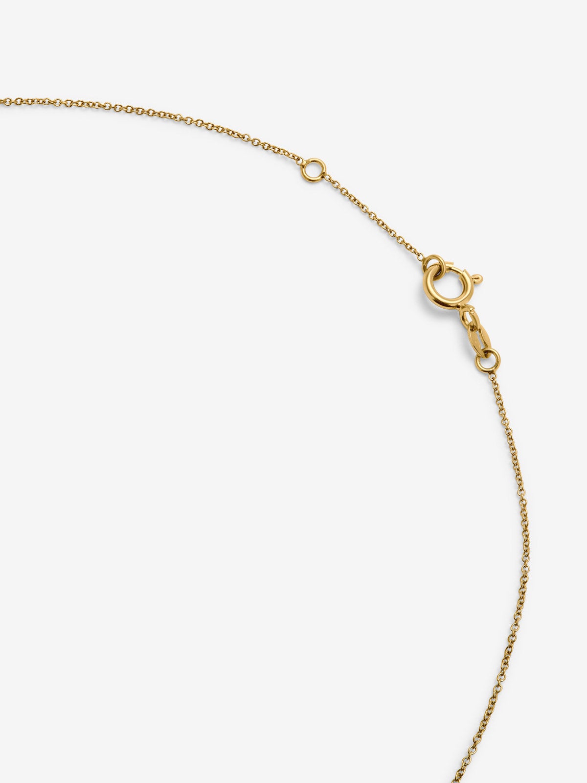 Colgante de oro amarillo de 18K con letra C y 9 diamantes en talla brillante con un total de 0,023 cts