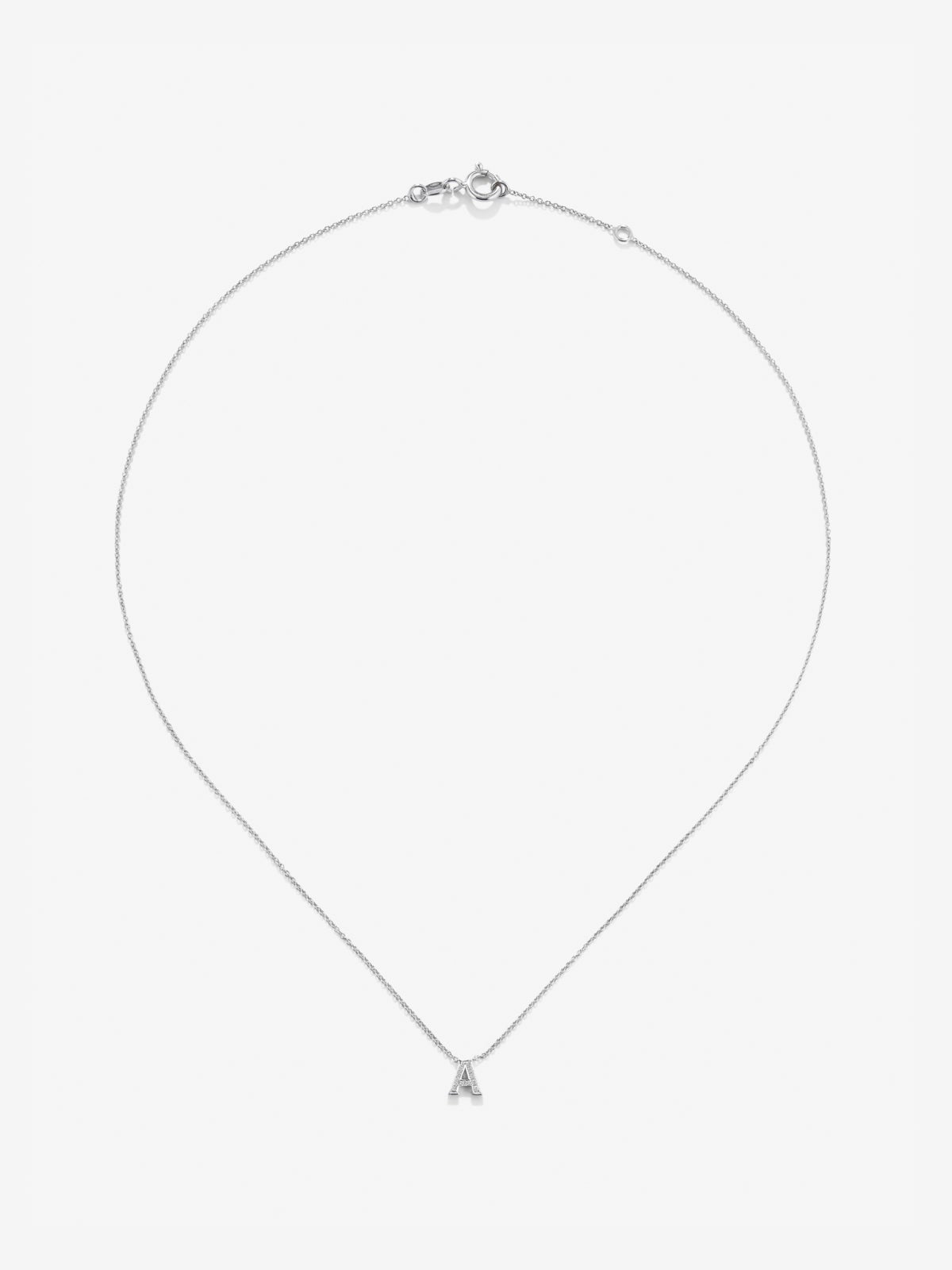 Colgante cadena con inicial pequeña de oro blanco de 18K y diamantes