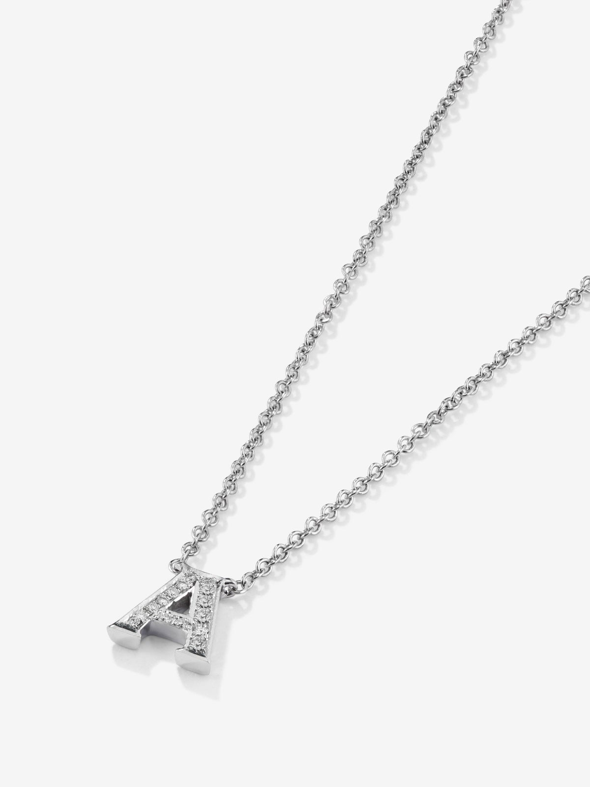 Colgante cadena con inicial pequeña de oro blanco de 18K y diamantes