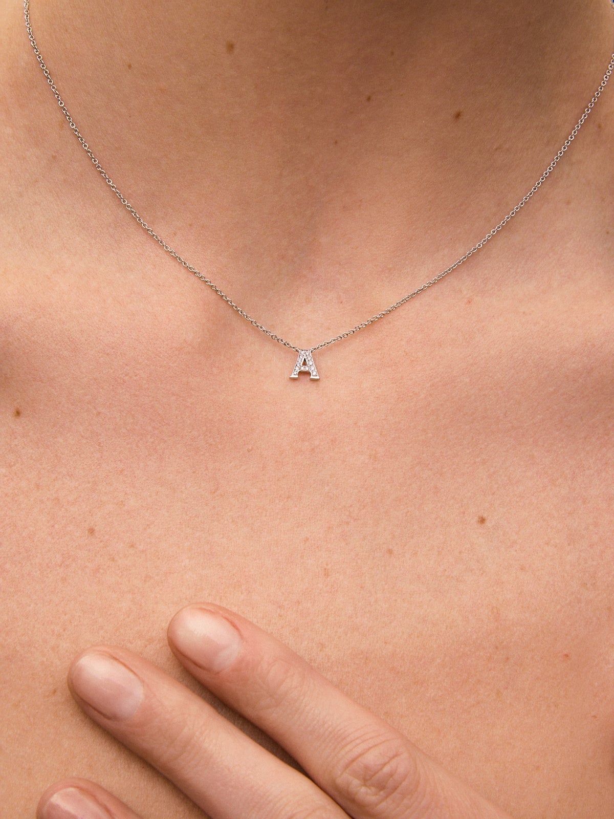Colgante cadena con inicial pequeña de oro blanco de 18K y diamantes