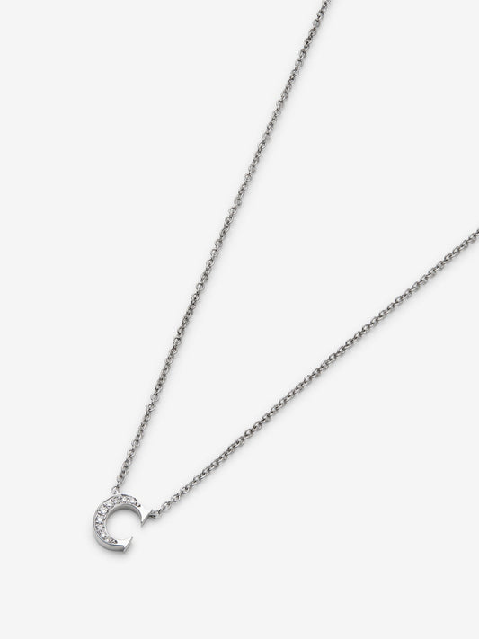 Colgante de oro blanco de 18K con letra C y 9 diamantes en talla brillante con un total de 0,023 cts