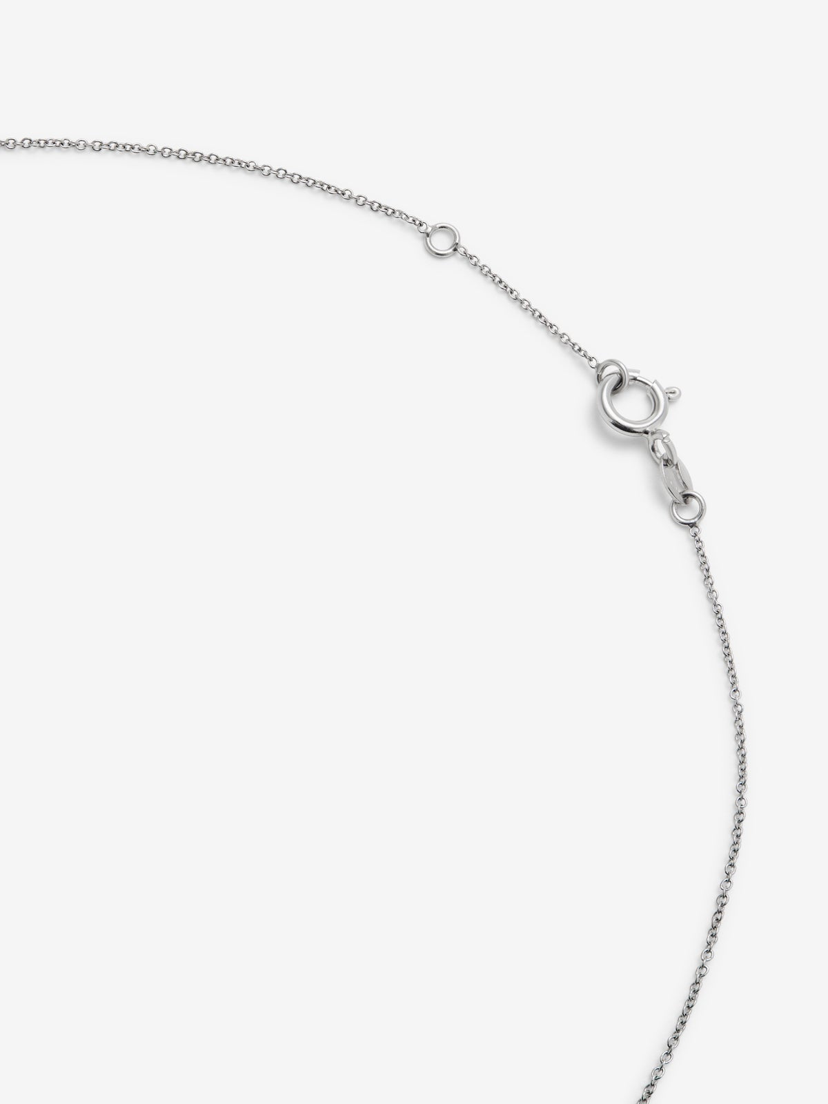 Colgante de oro blanco de 18K con letra C y 9 diamantes en talla brillante con un total de 0,023 cts