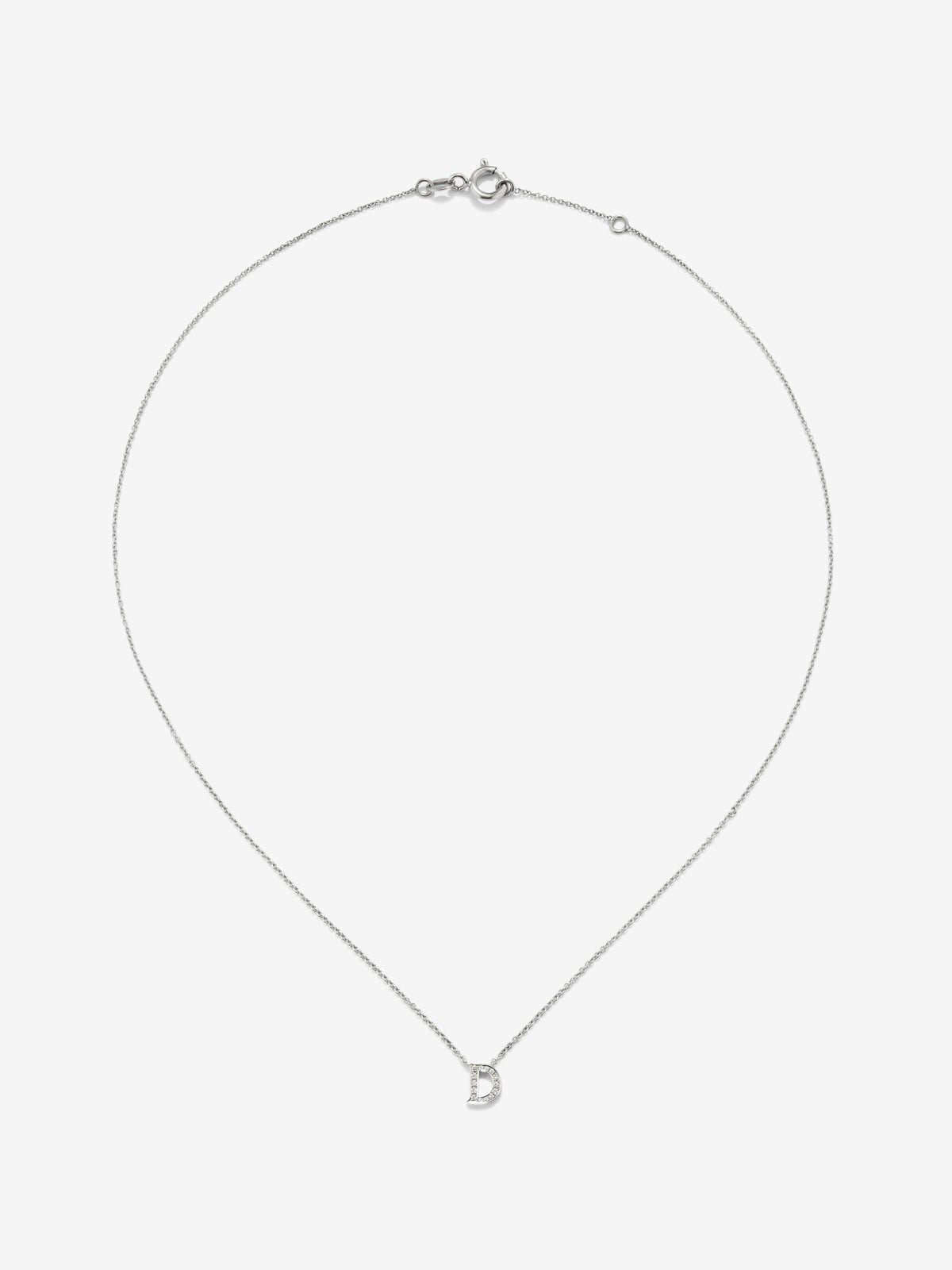 Colgante de oro blanco de 18K con letra D y 14 diamantes en talla brillante con un total de 0,041 cts
