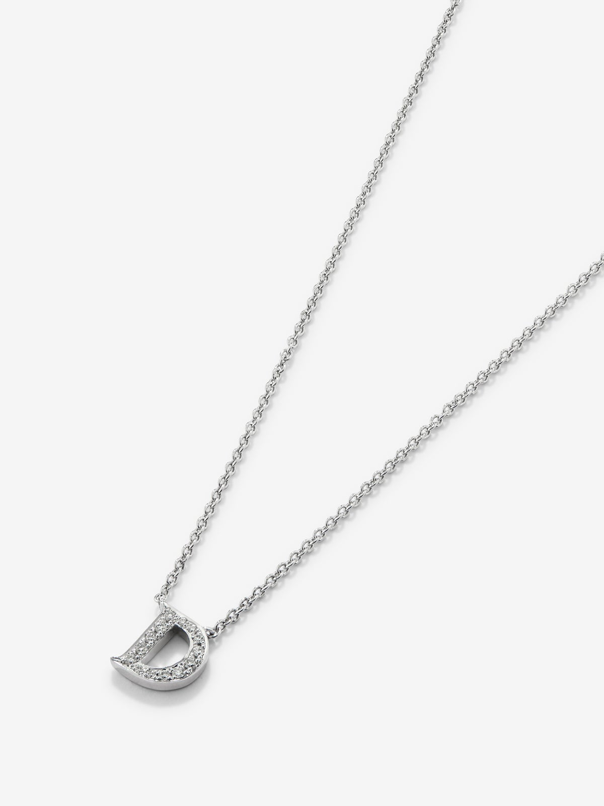Colgante de oro blanco de 18K con letra D y 14 diamantes en talla brillante con un total de 0,041 cts