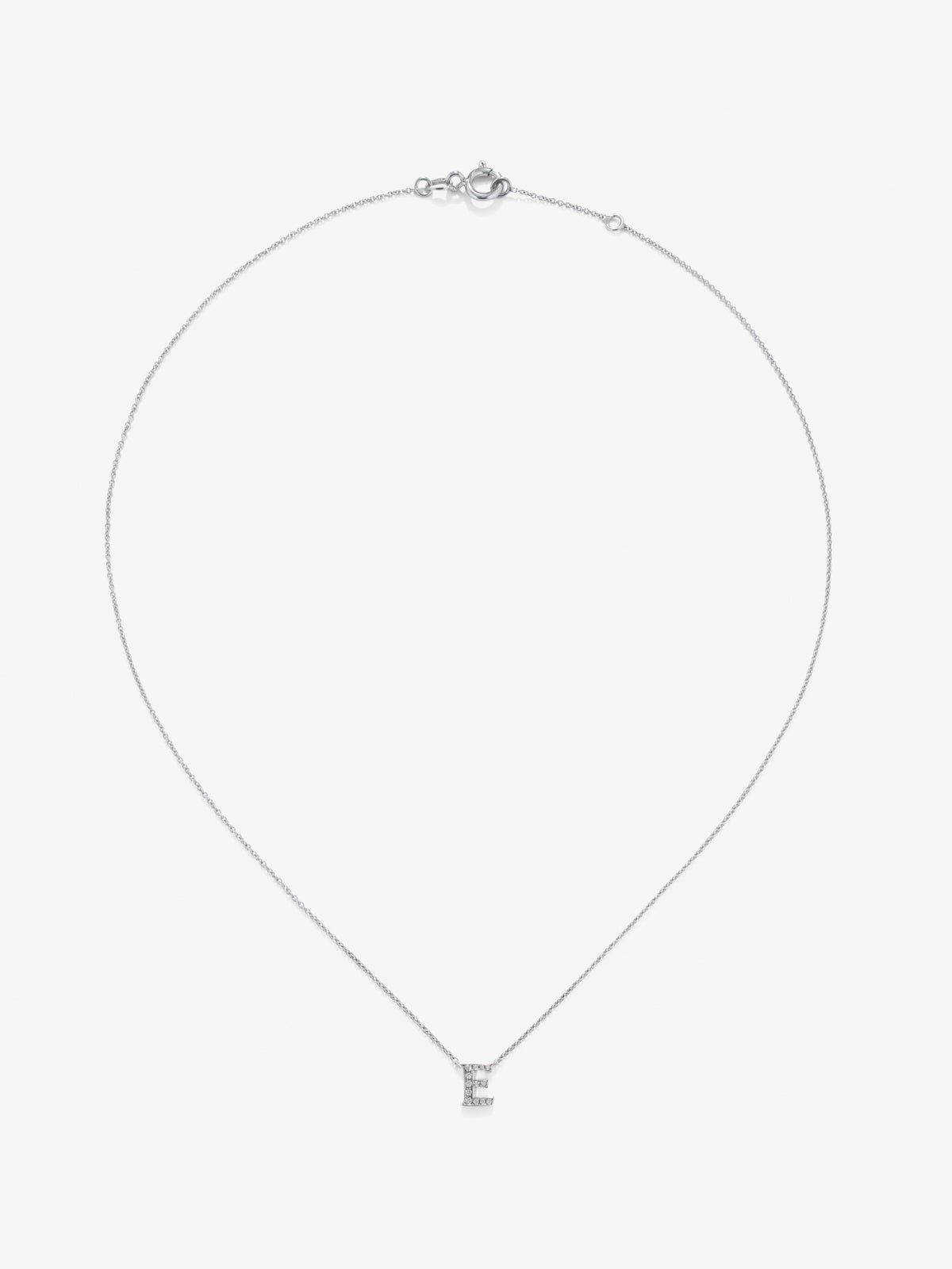 Colgante cadena con inicial pequeña de oro blanco de 18K y diamantes