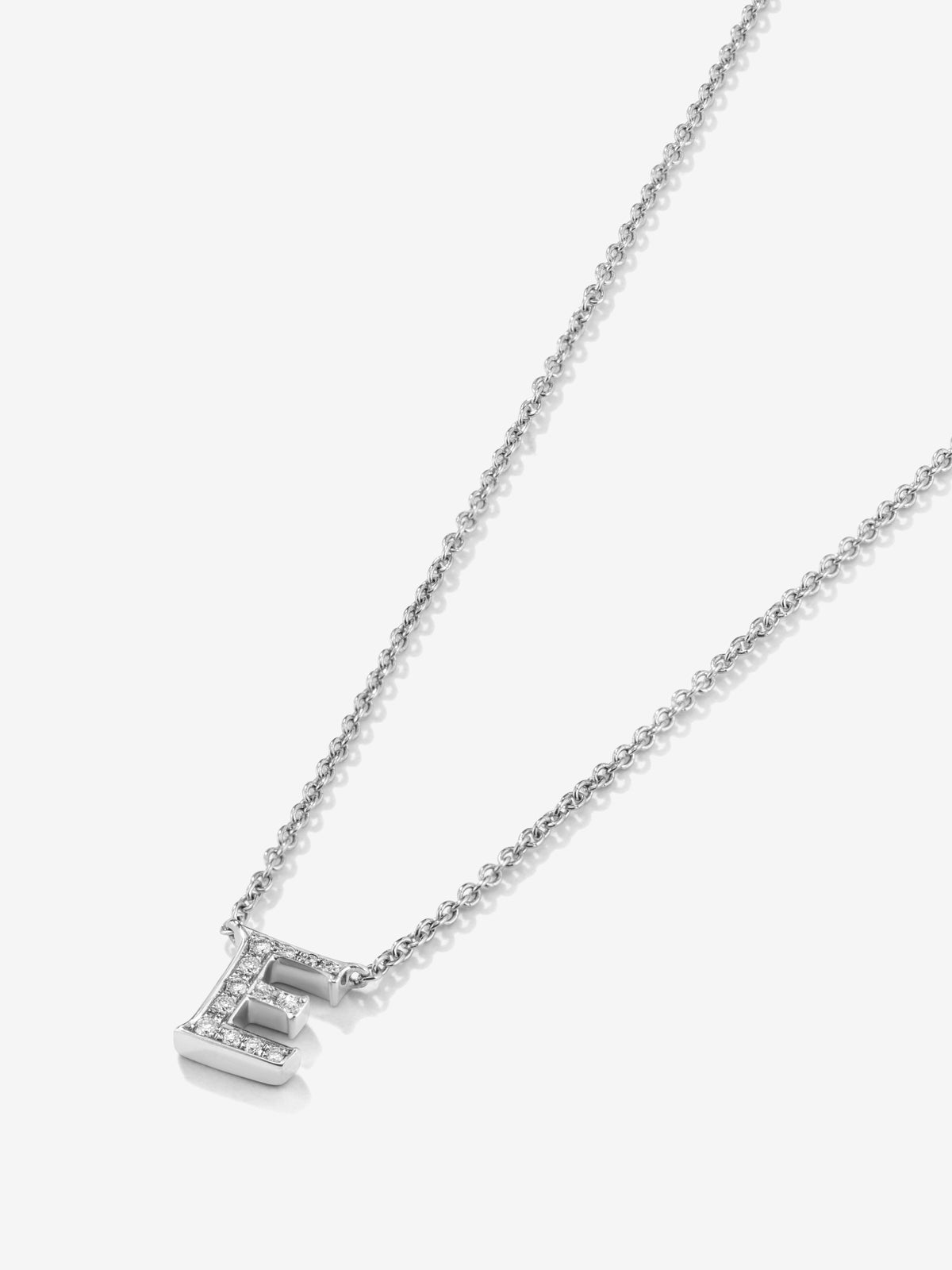 Colgante cadena con inicial pequeña de oro blanco de 18K y diamantes