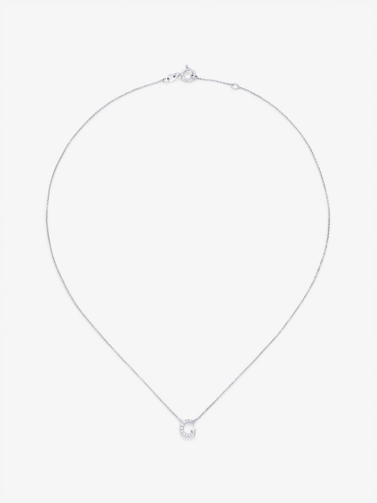 Colgante cadena con inicial pequeña de oro blanco de 18K y diamantes
