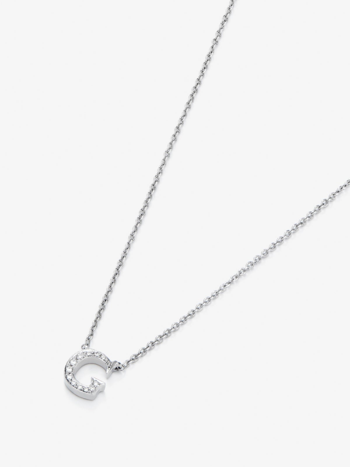 Colgante cadena con inicial pequeña de oro blanco de 18K y diamantes