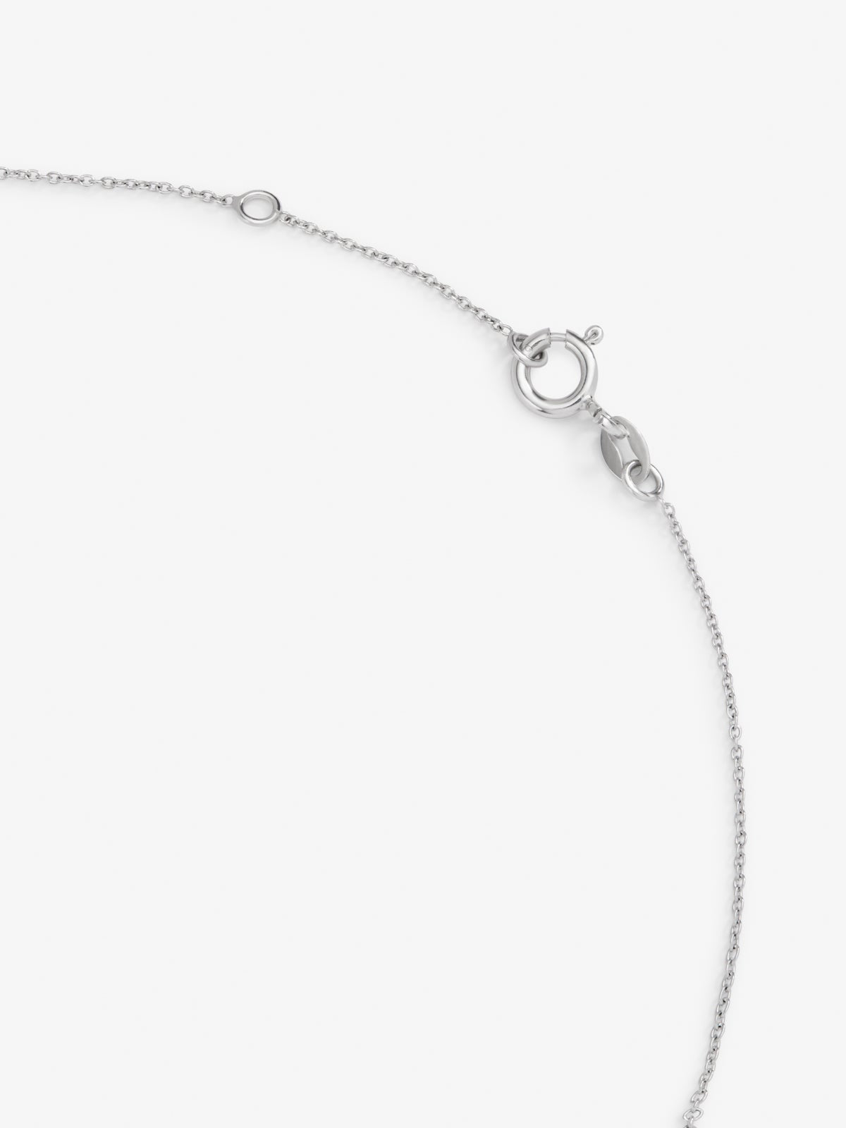 Colgante cadena con inicial pequeña de oro blanco de 18K y diamantes