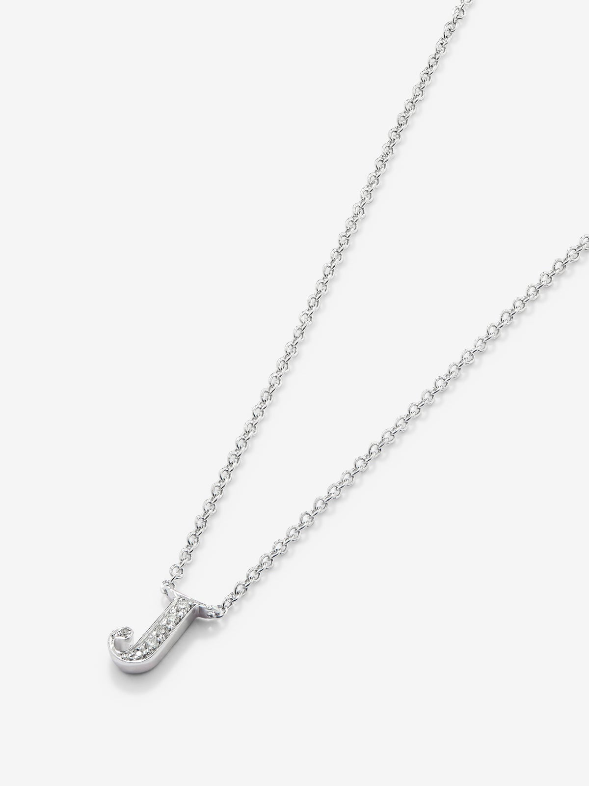 Colgante cadena con inicial pequeña de oro blanco de 18K y diamantes