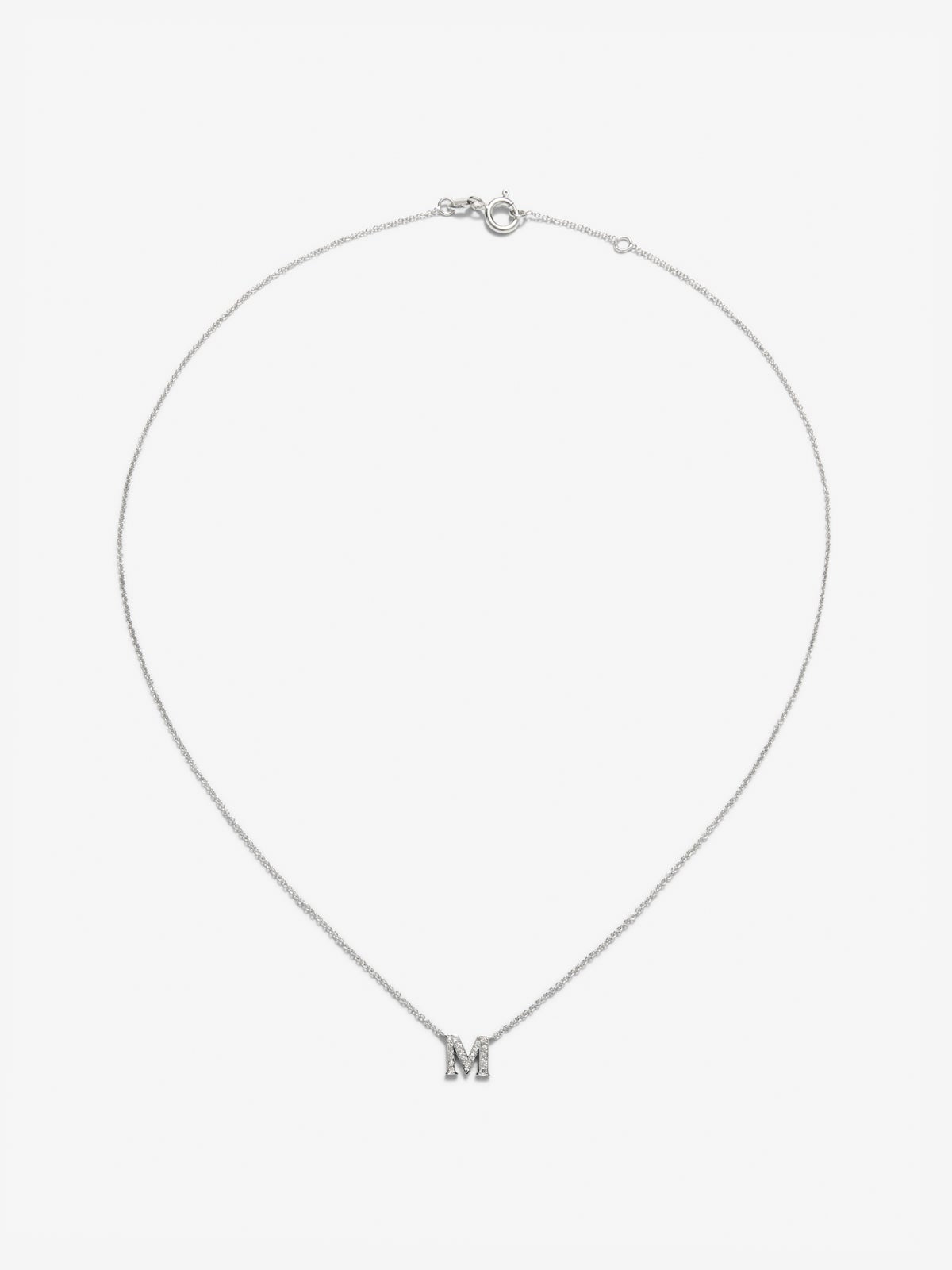 Colgante cadena con inicial pequeña de oro blanco de 18K y diamantes