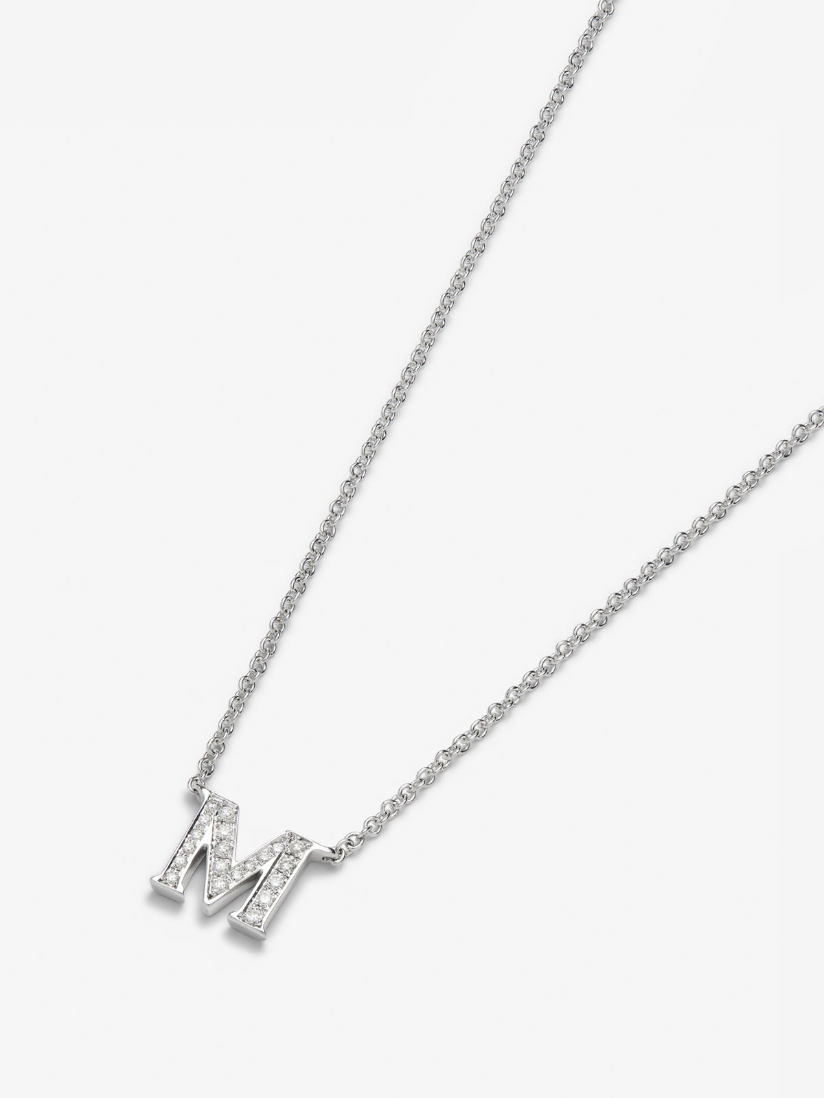 Colgante cadena con inicial pequeña de oro blanco de 18K y diamantes