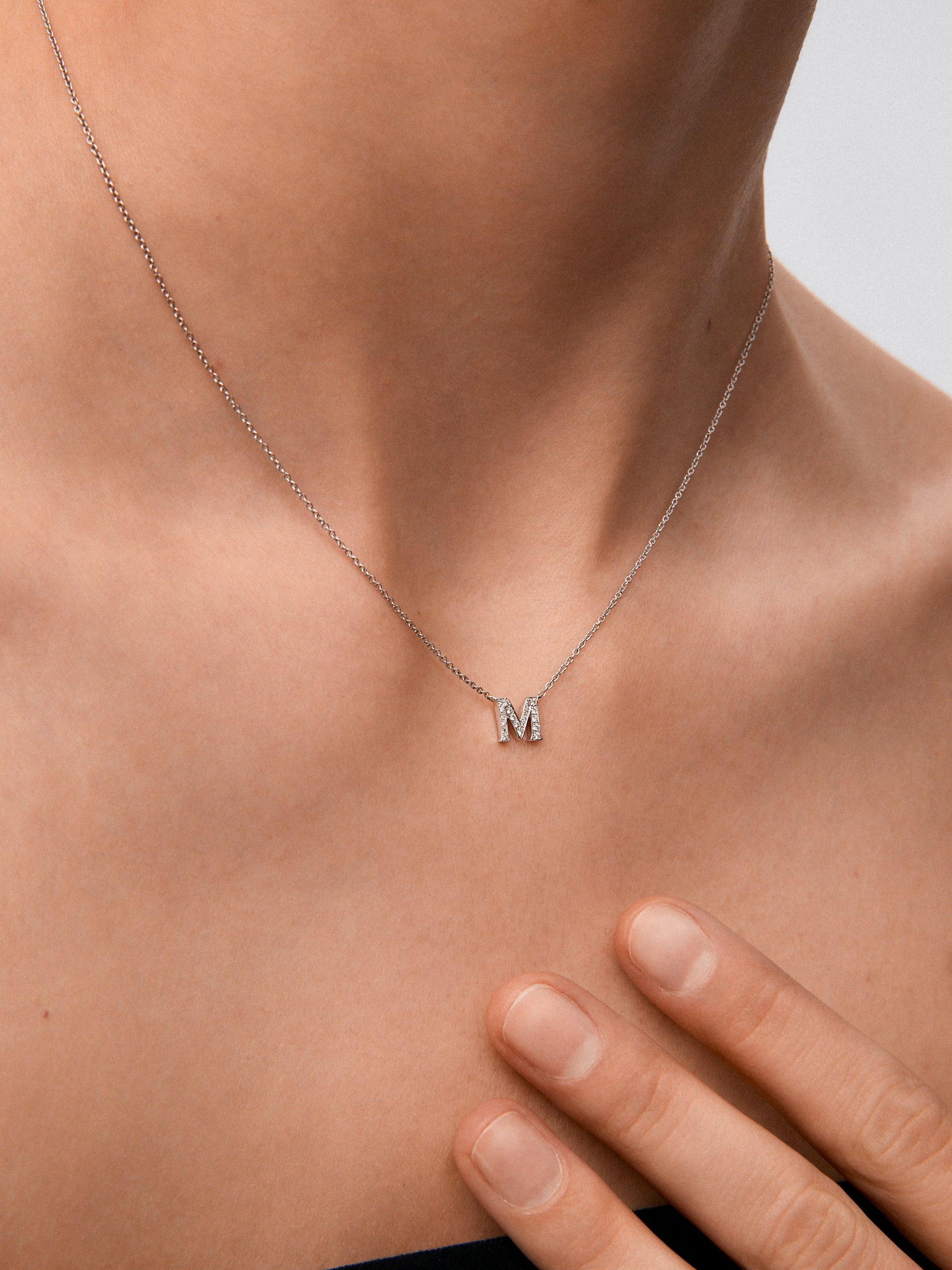 Colgante cadena con inicial pequeña de oro blanco de 18K y diamantes