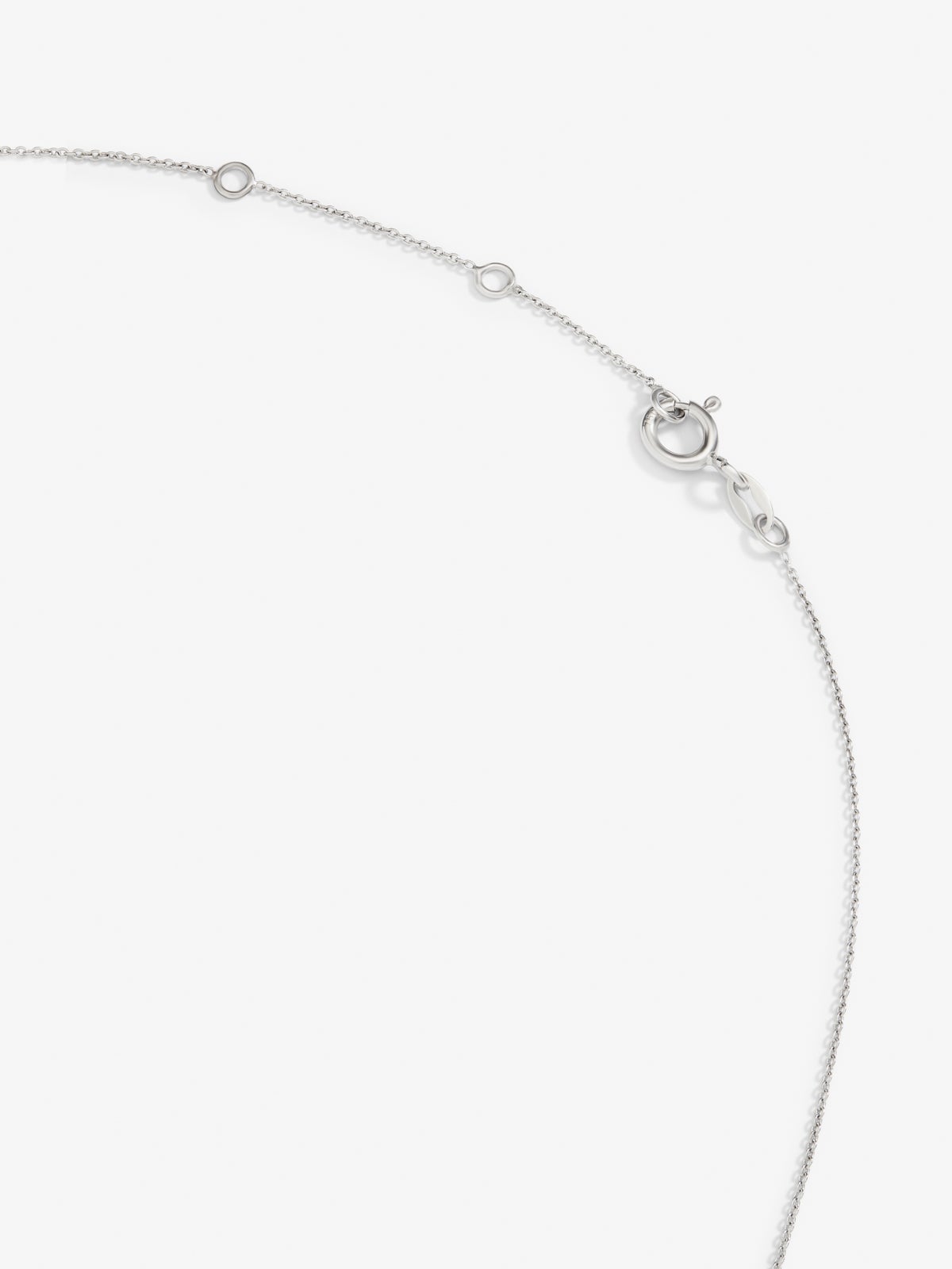 Colgante cadena con inicial pequeña de oro blanco de 18K y diamantes