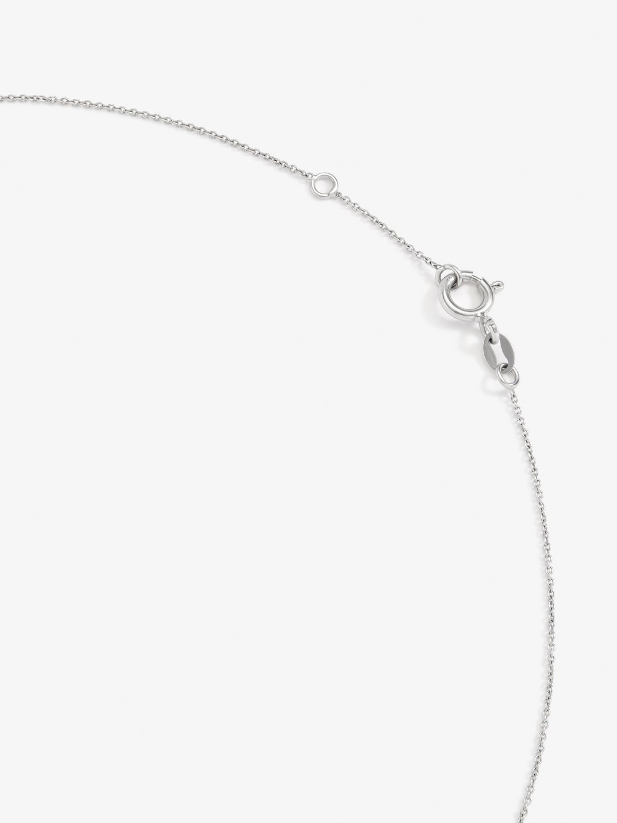 Colgante de oro blanco de 18K con letras y diamantes blancos en talla brillante