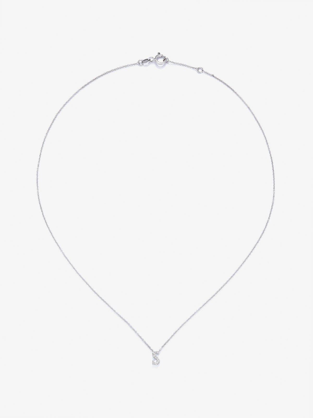 Colgante de oro blanco de 18K con letra S en pavé de 10 diamantes en talla brillante con un total de 0,027 cts