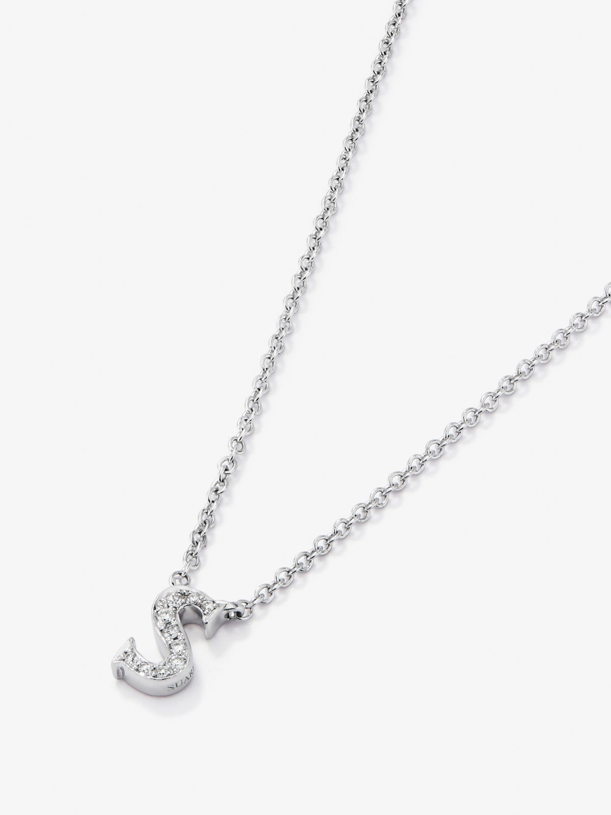 Colgante de oro blanco de 18K con letra S en pavé de 10 diamantes en talla brillante con un total de 0,027 cts