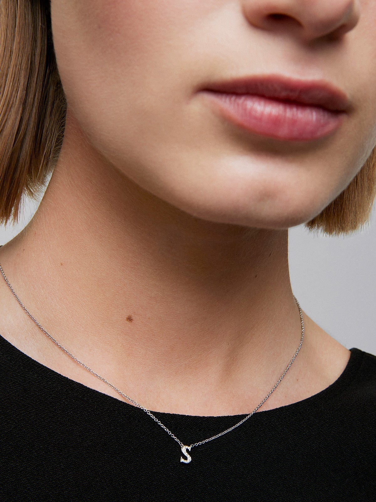 Colgante de oro blanco de 18K con letra S en pavé de 10 diamantes en talla brillante con un total de 0,027 cts