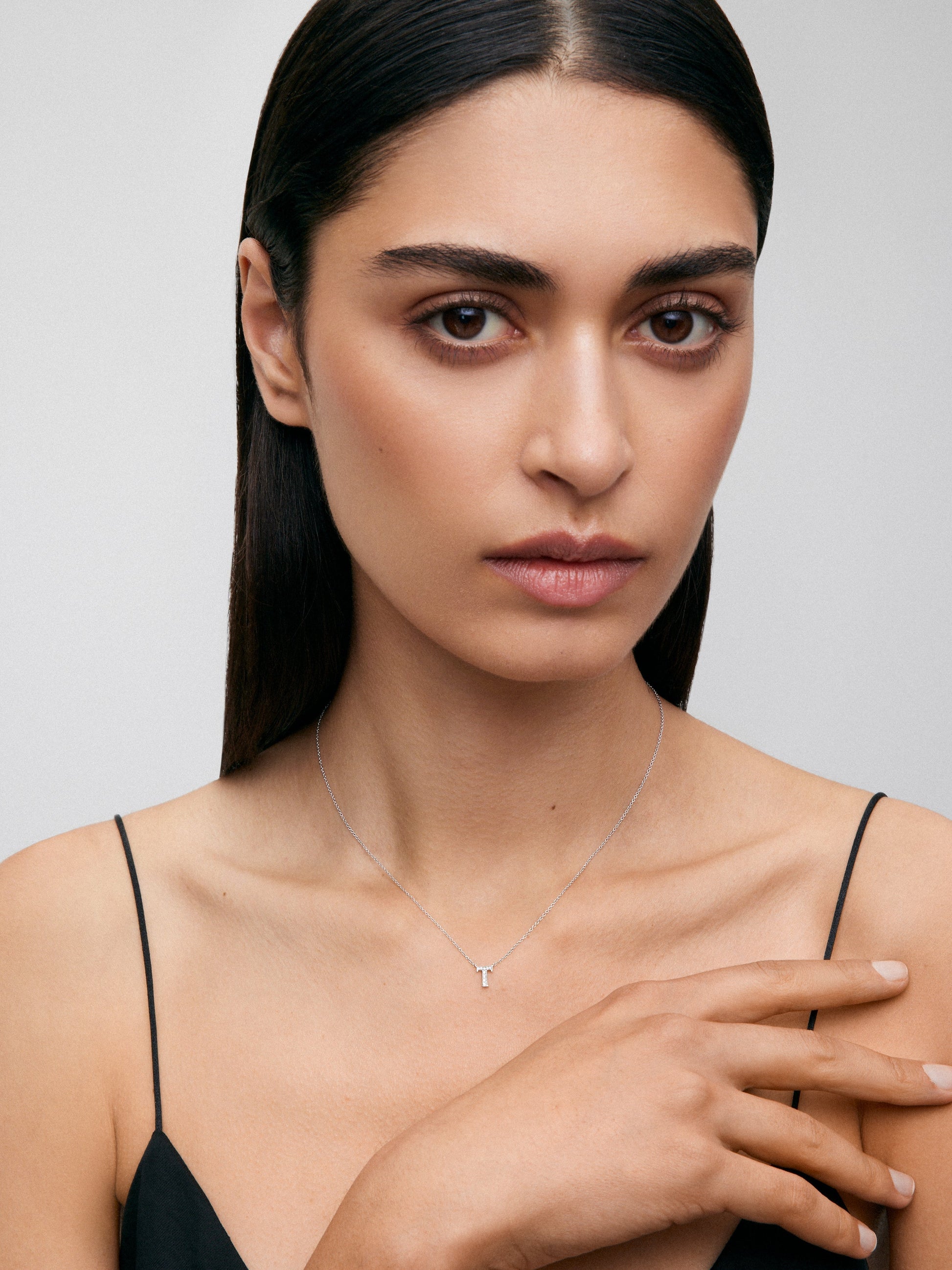 Colgante de oro blanco de 18K con letra T en pavé de 10 diamantes en talla brillante con un total de 0,0205 cts