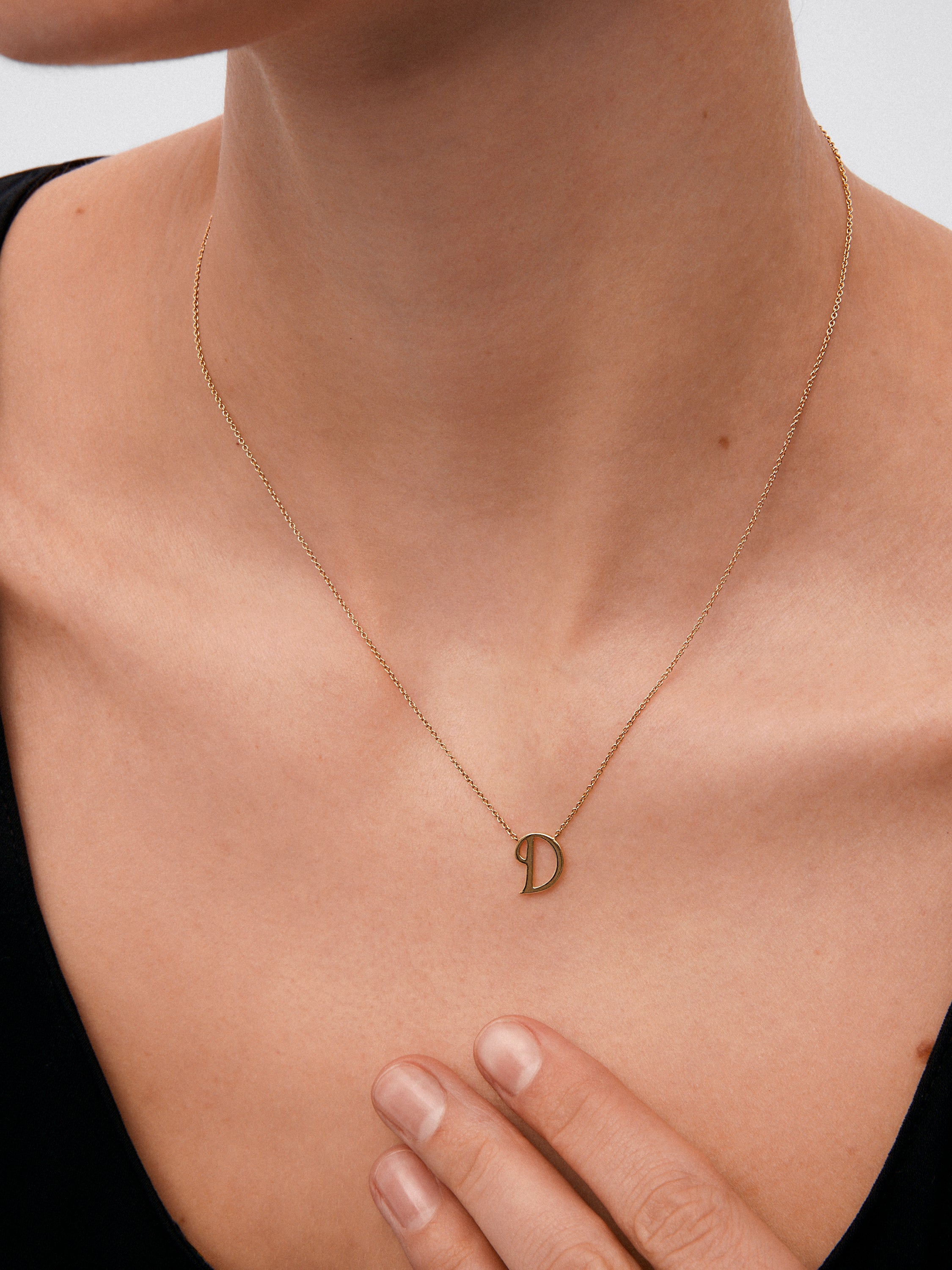 Colgante de oro amarillo de 18K con letra D