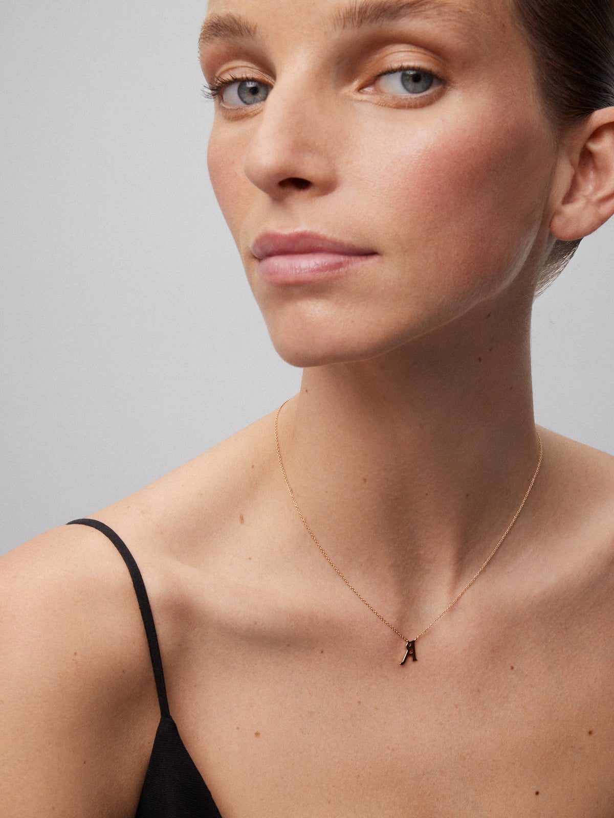 Colgante cadena con inicial a de oro rosa de 18K