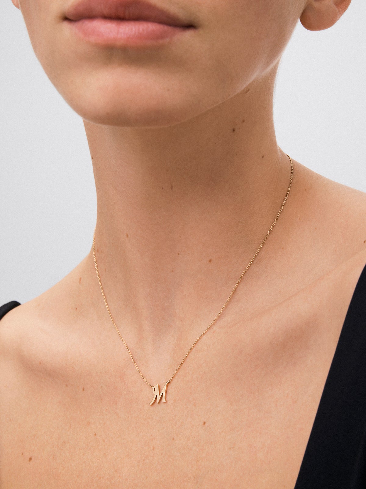 Colgante de oro rosa de 18K con letra M
