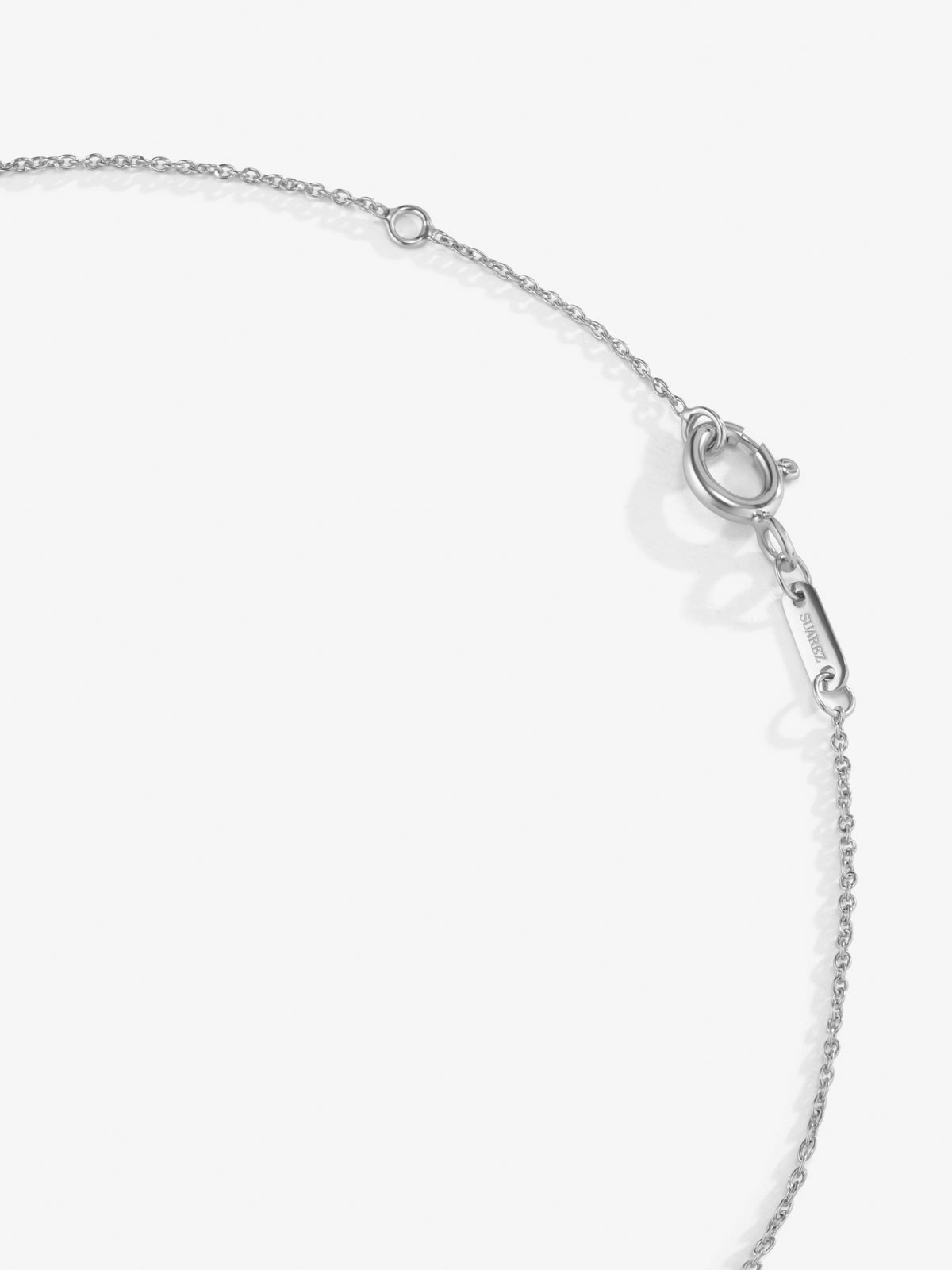 Colgante de oro blanco de 18K y diamantes en talla brillante de 0,08 cts y forma de estrella