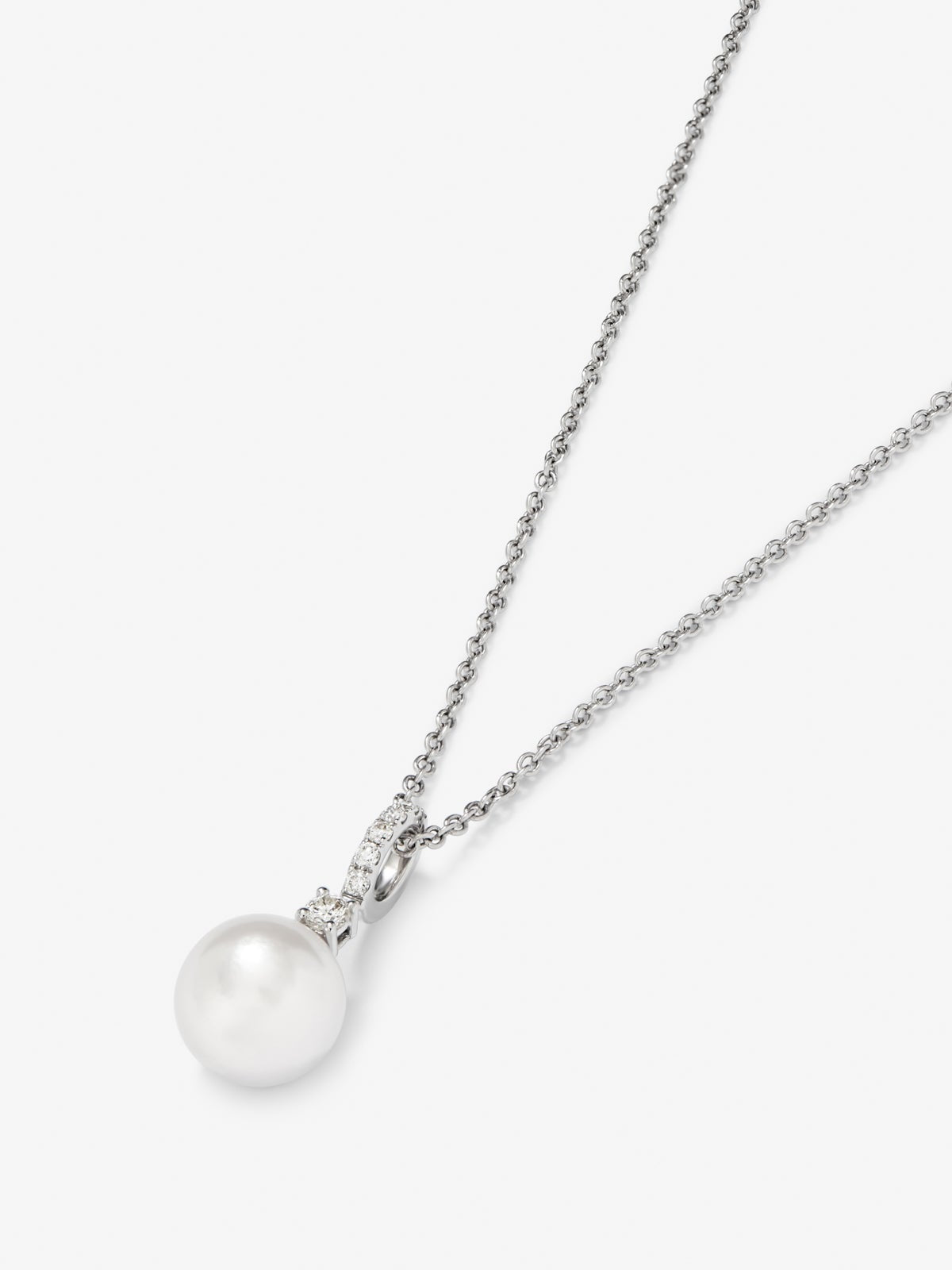 Colgante de cadena de oro blanco de 18k con aro en diamante y perla australiana de 8,5 mm
