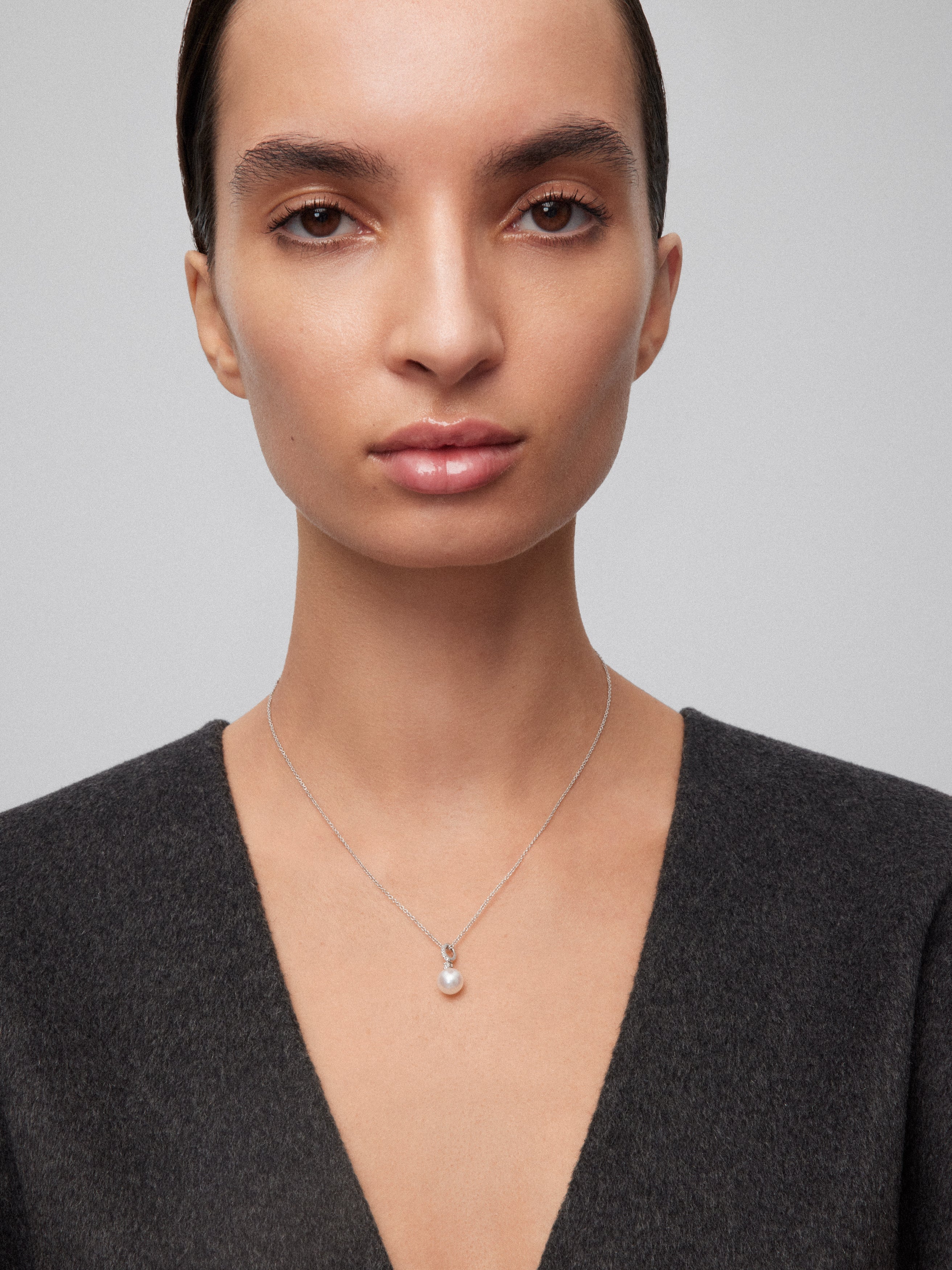 Colgante de oro blanco de 18K con perla akoya y diamantes de 0,1 cts