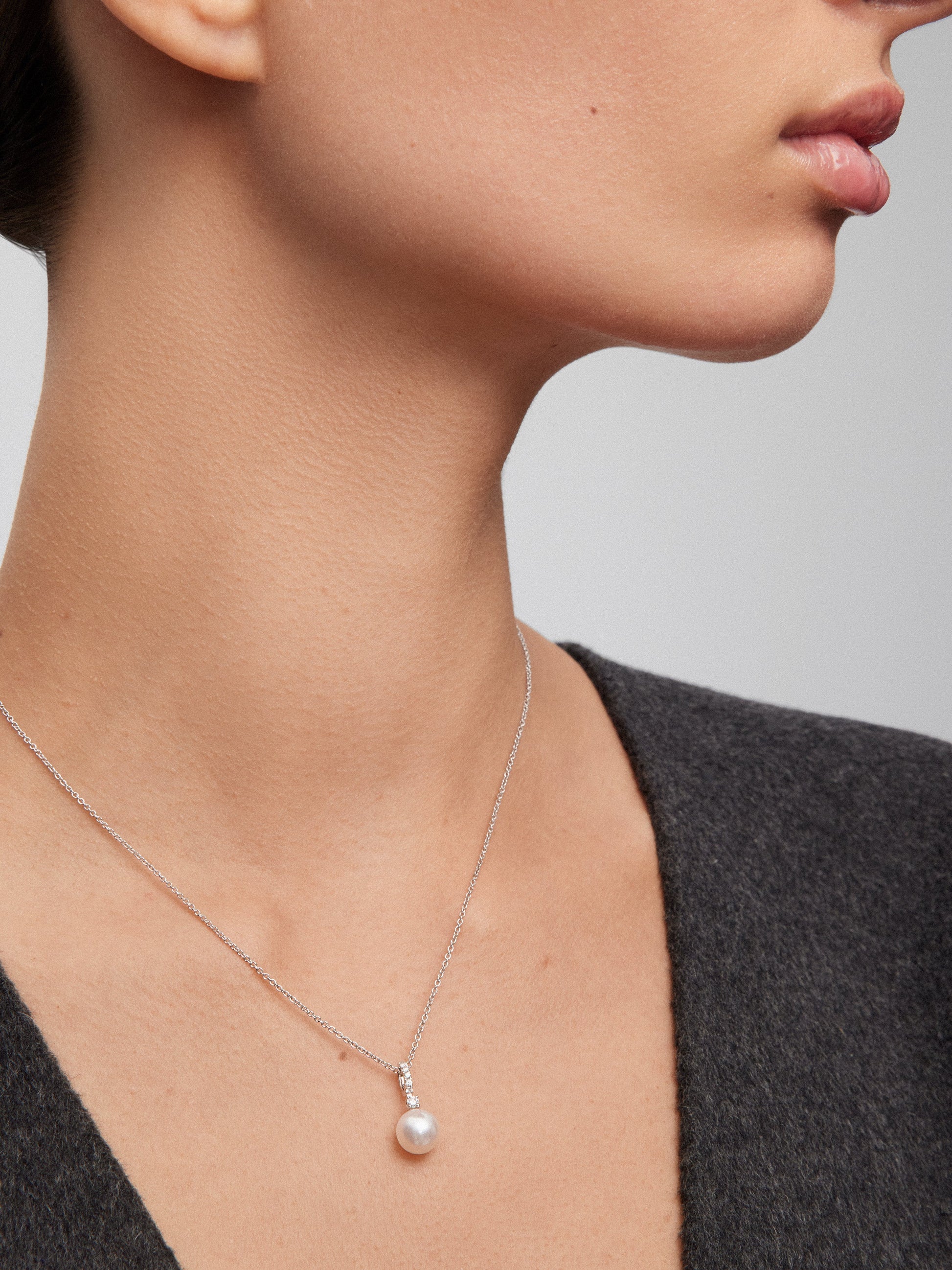Colgante de oro blanco de 18K con perla akoya y diamantes de 0,1 cts