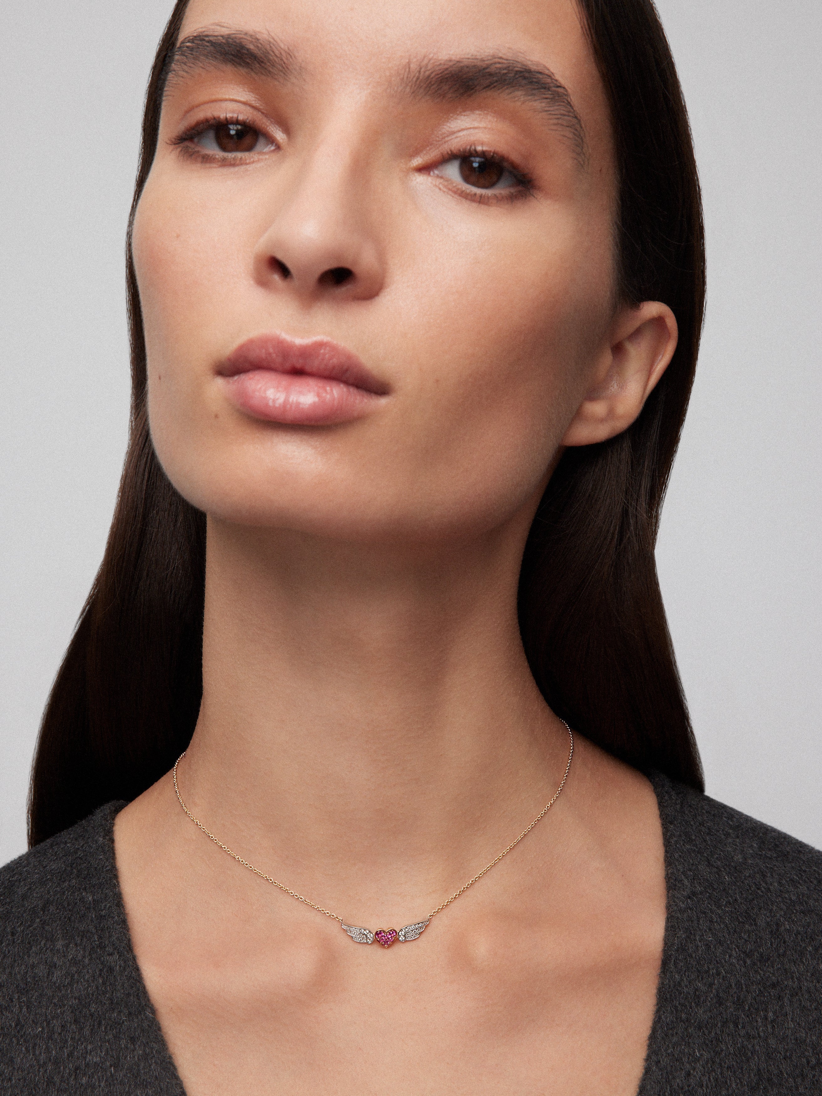 Colgante de oro blanco y oro rosa de 18kt con diamantes y zafiros