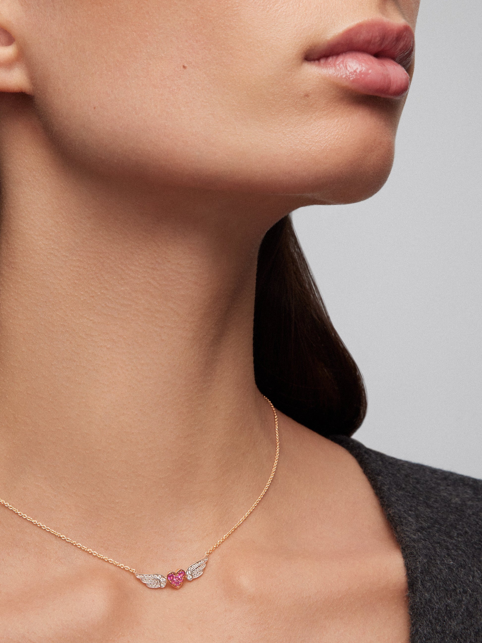 Colgante de oro blanco y oro rosa de 18kt con diamantes y zafiros