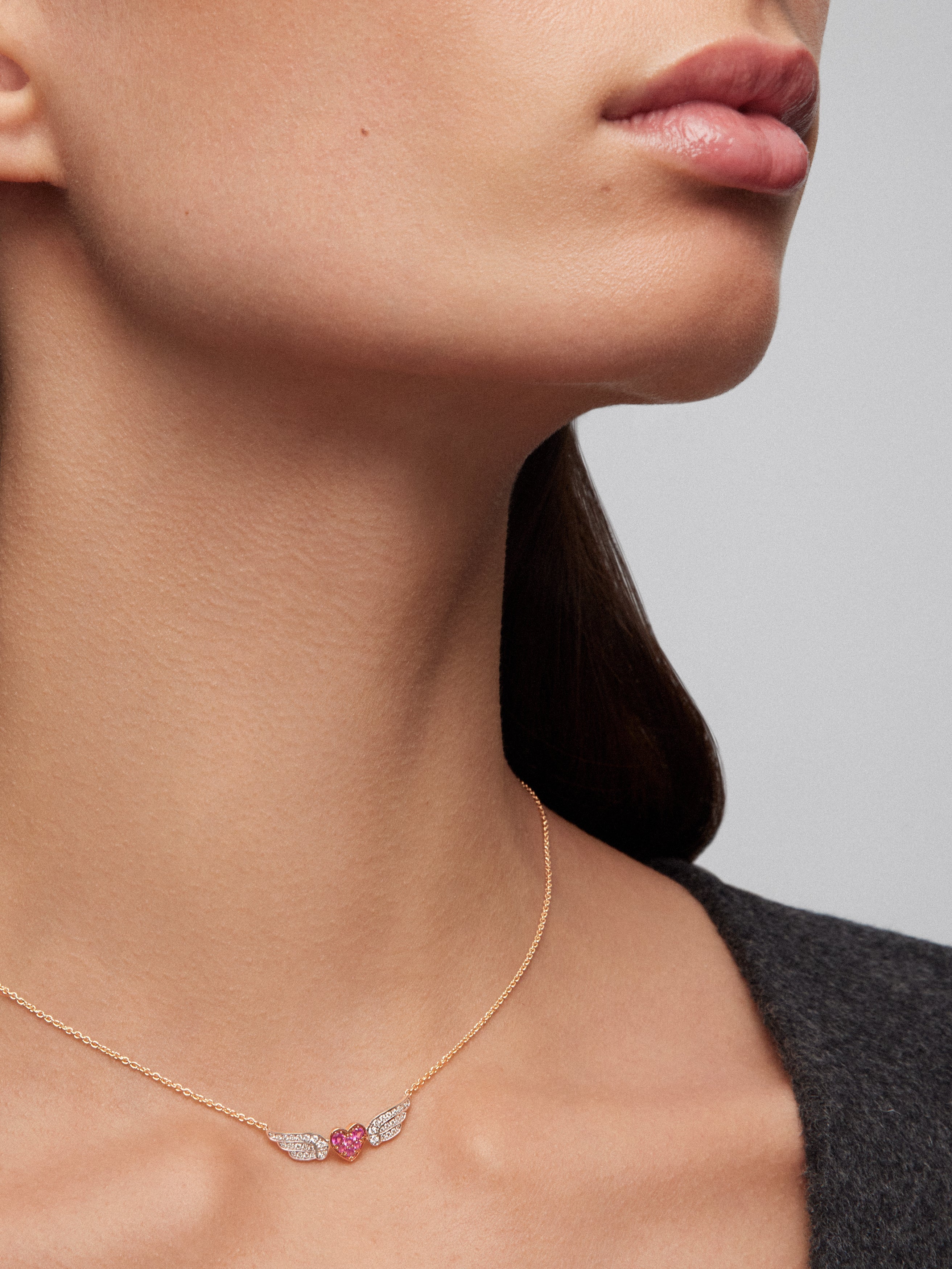 Colgante de oro blanco y oro rosa de 18kt con diamantes y zafiros