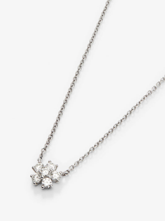 Colgante de oro blanco de 18K con 6 diamantes en talla brillante con un total de 0,31 cts y forma de flor