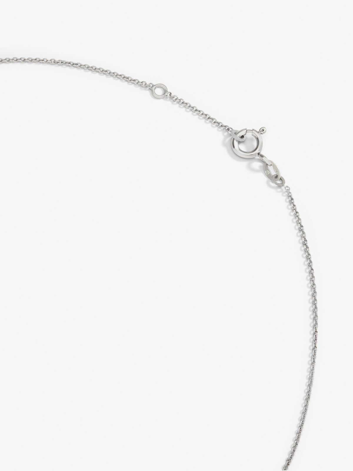 Colgante de oro blanco de 18K con 6 diamantes en talla brillante con un total de 0,46 cts y forma de flor