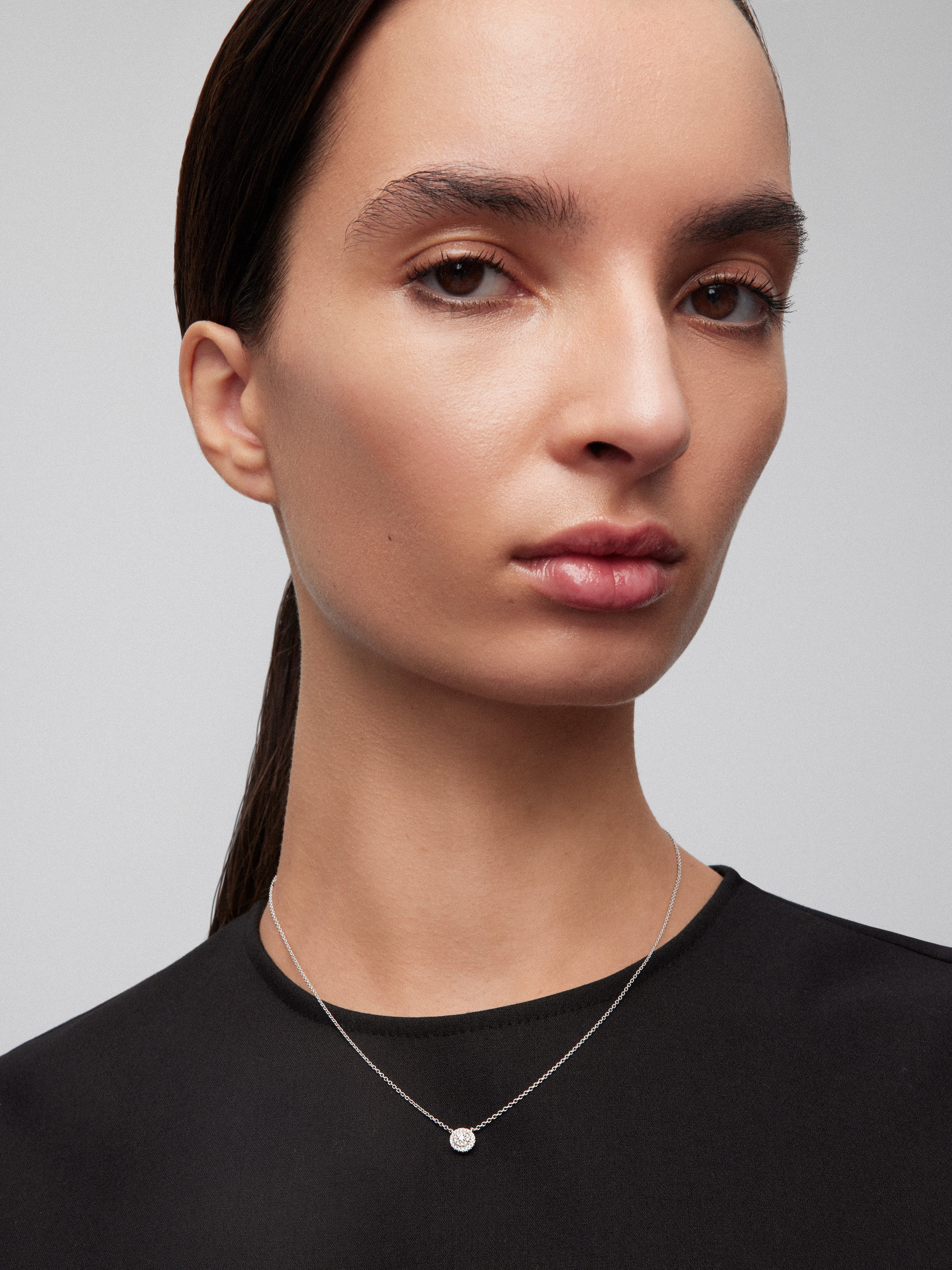 Colgante de oro blanco de 18K con perla akoya de 8,5mm y diamantes en talla brillante de 0,1 cts