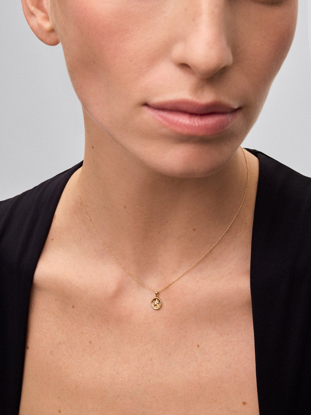 Colgante de oro rosa de 18K con forma de estrella y diamante de 0,01 cts