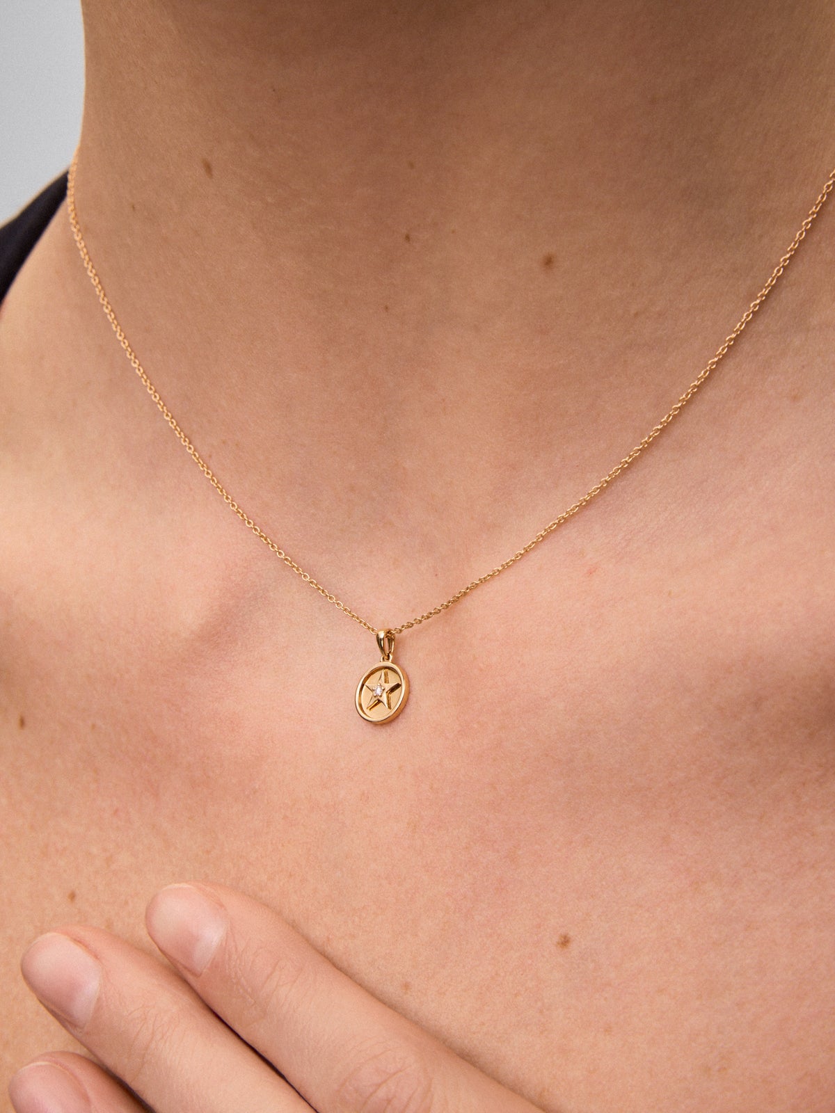Colgante de oro rosa de 18K con forma de estrella y diamante de 0,01 cts