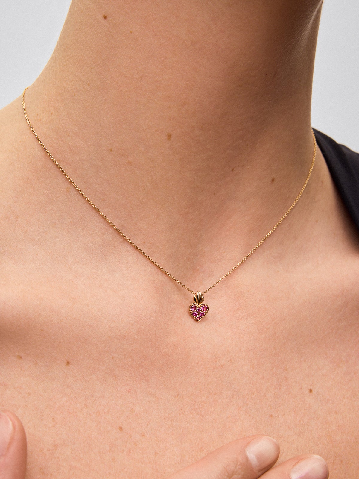 Colgante cadena corazón de oro rosa de 18K con zafiros rosas en talla brillante con un total de 0,21 cts