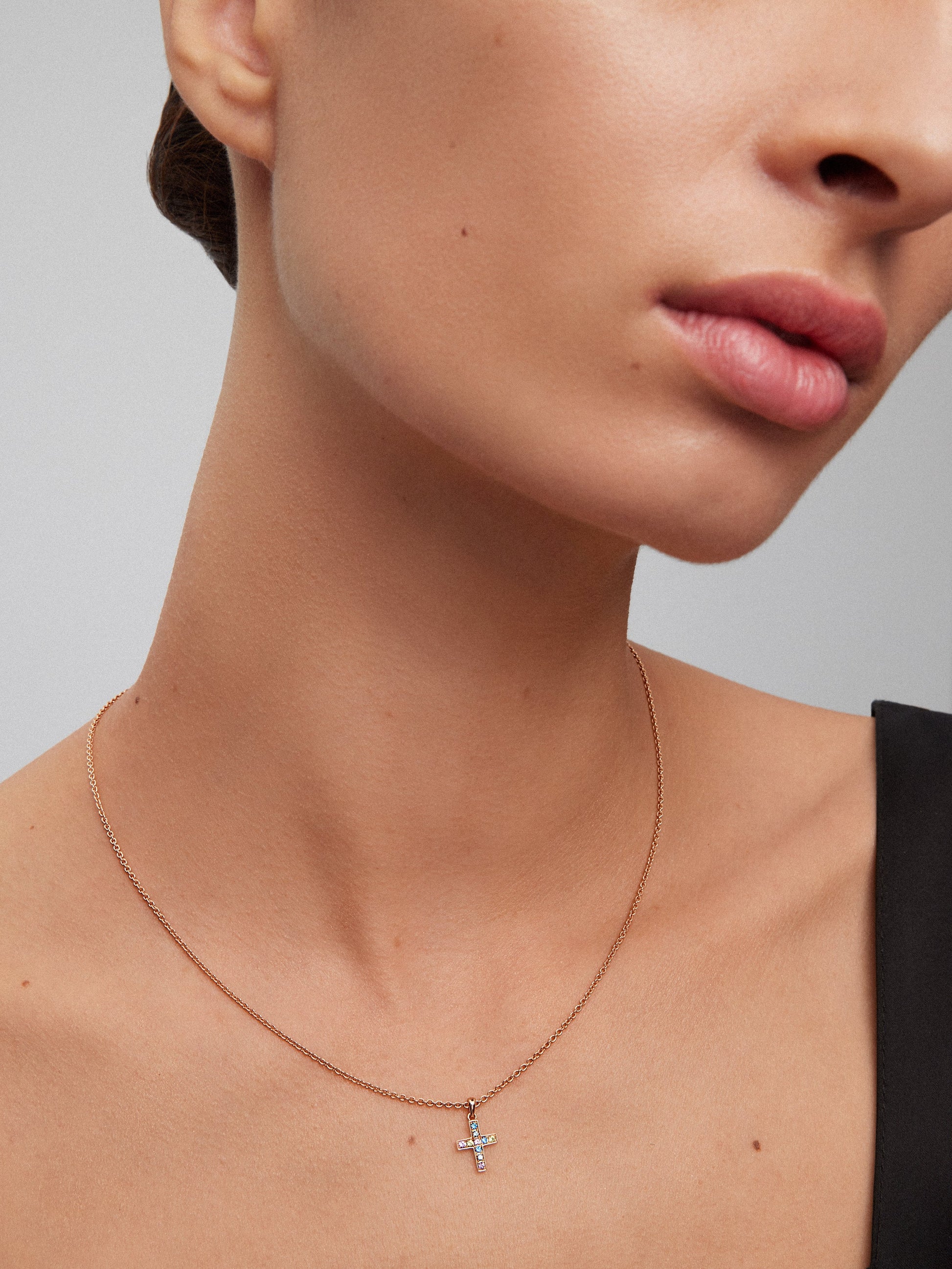 Colgante de oro rosa de 18K con zafiros multicolor con forma de cruz